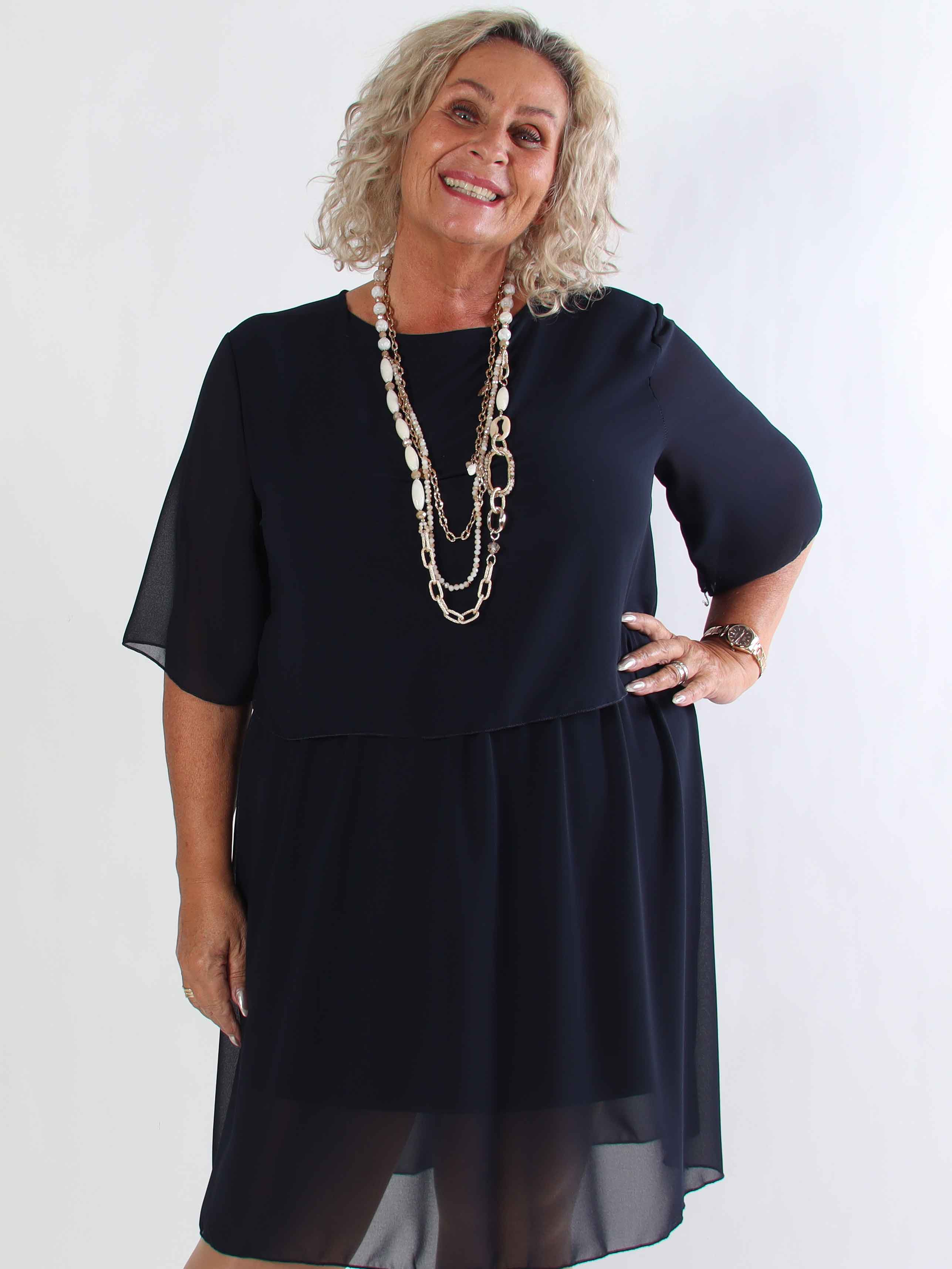 Kristina Plain - Söt plain plus size klänning i chiffong med volanglager