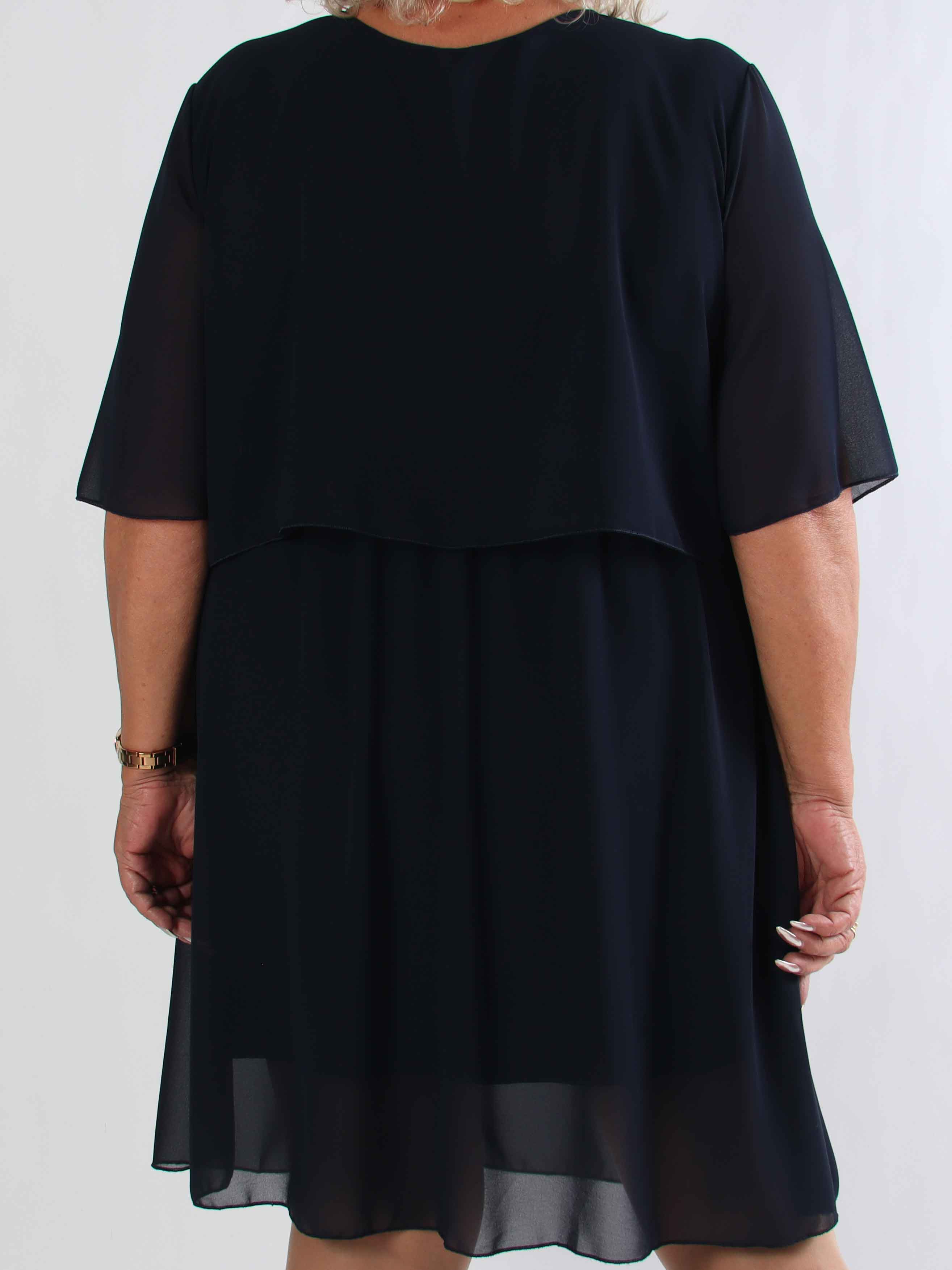 Kristina Plain - Söt plain plus size klänning i chiffong med volanglager