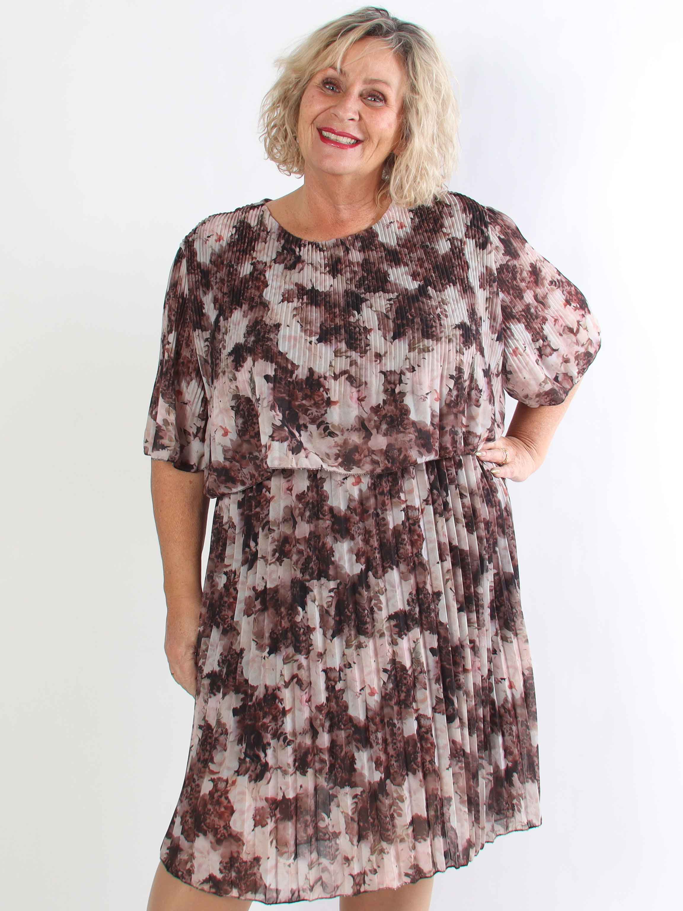 Kristina Flower - Sød blomstret plus size kjole med flæselag