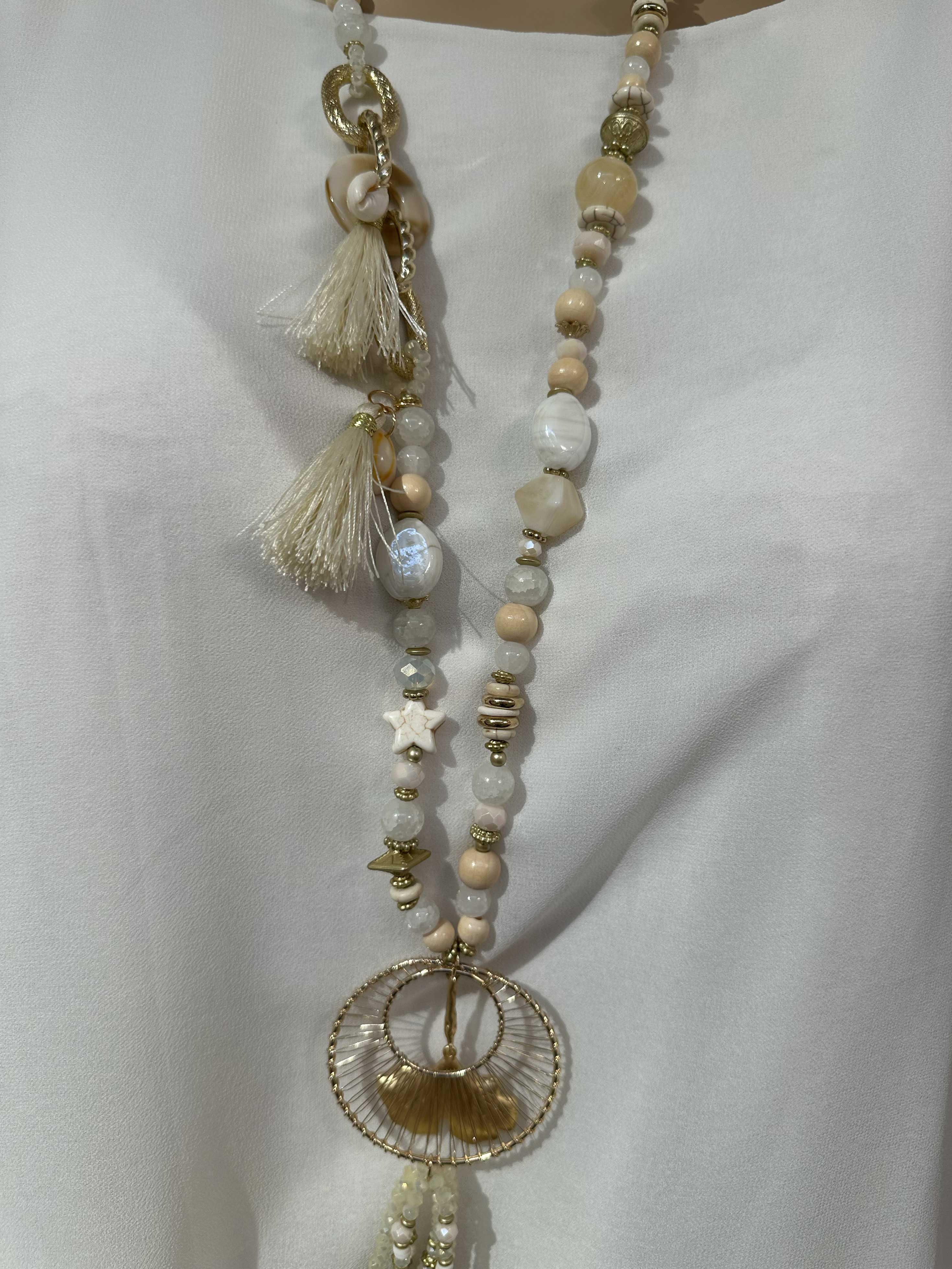 Kyra - Pärlhalsband med guldhänge och tofsar