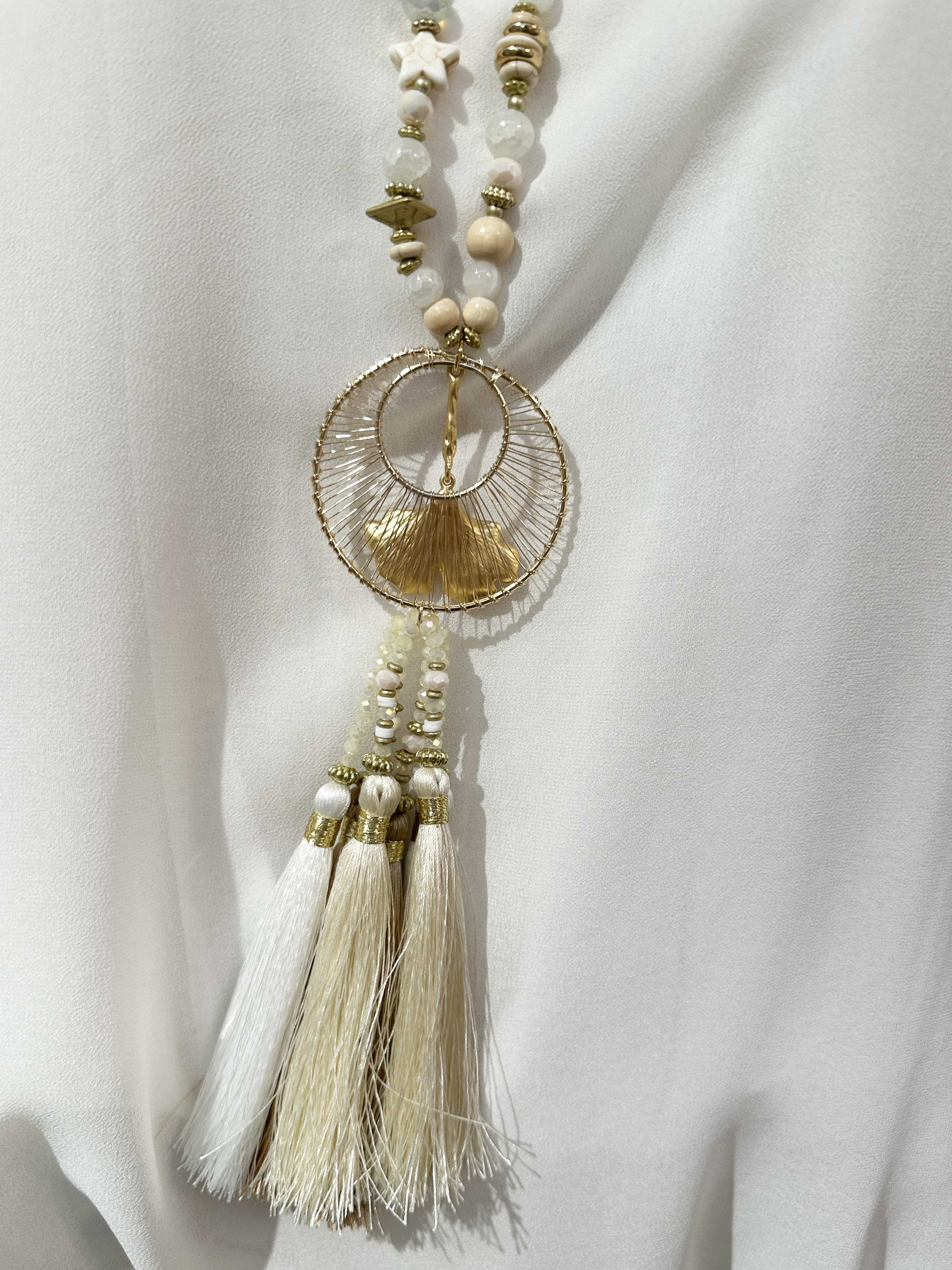 Kyra - Pärlhalsband med guldhänge och tofsar