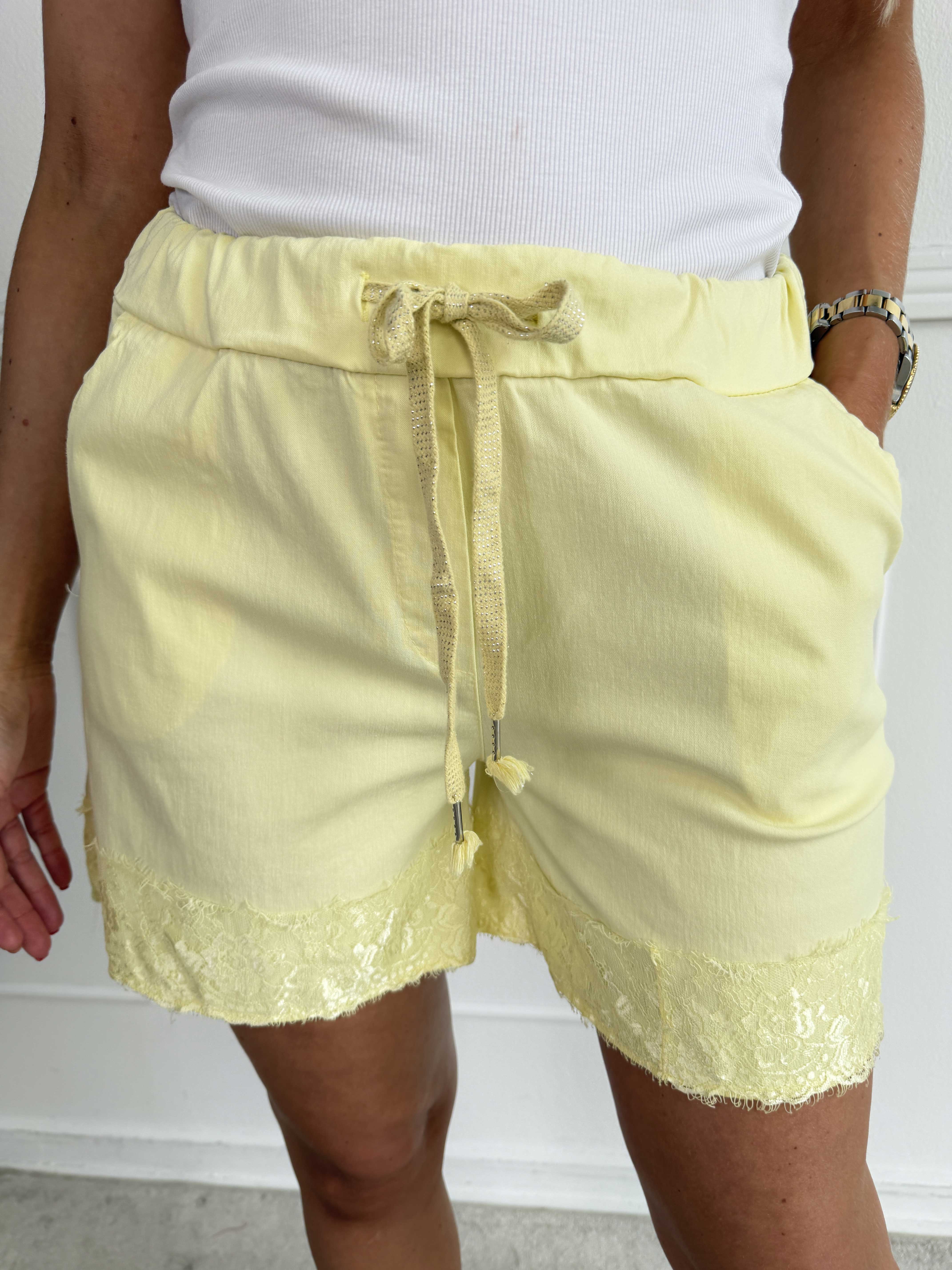 Lai - Skønne shorts i en viskoseblanding med fine blondekanter
