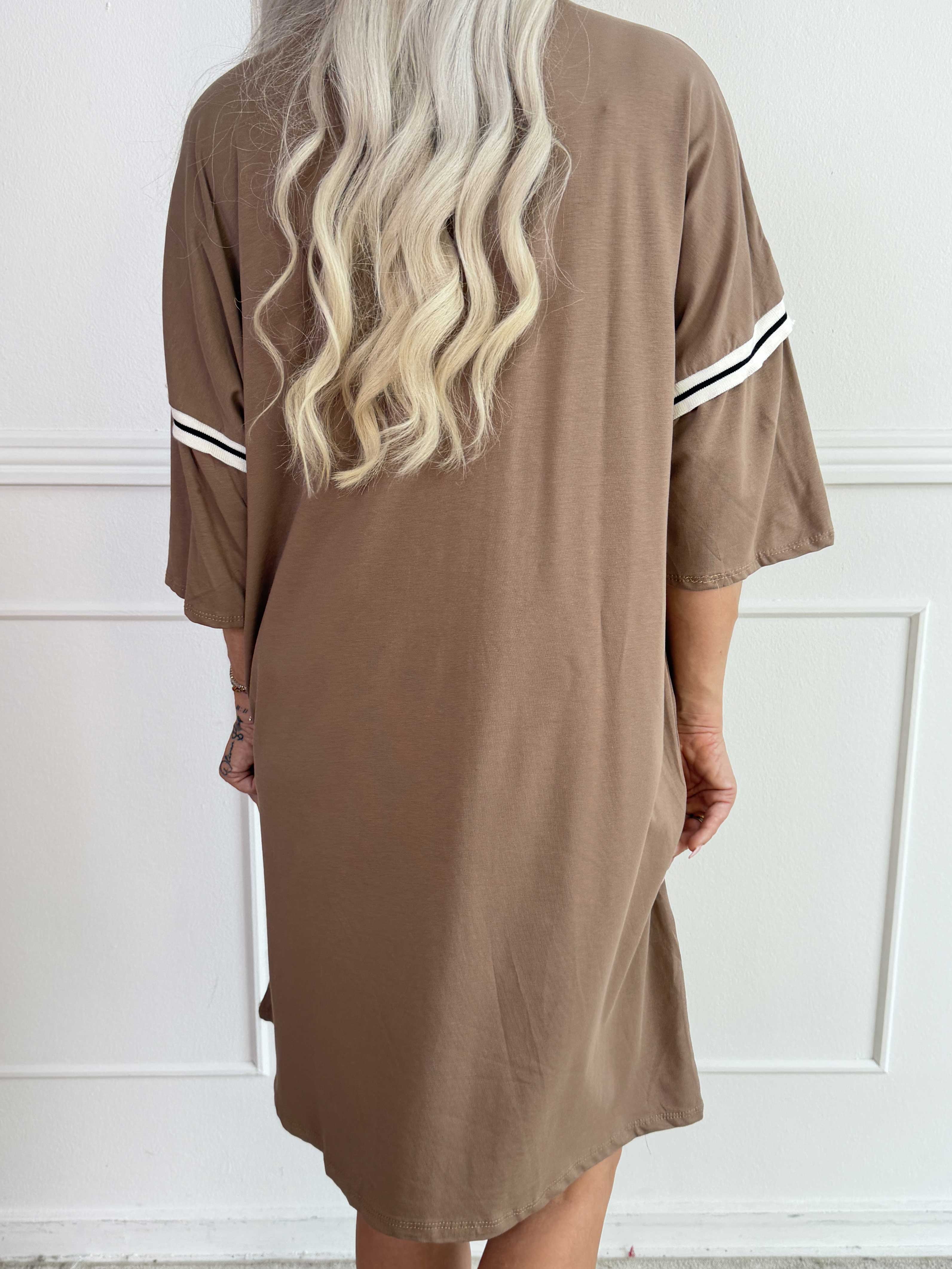 Lana - Cool t-shirtklänning i mjuk bomull med snyggt