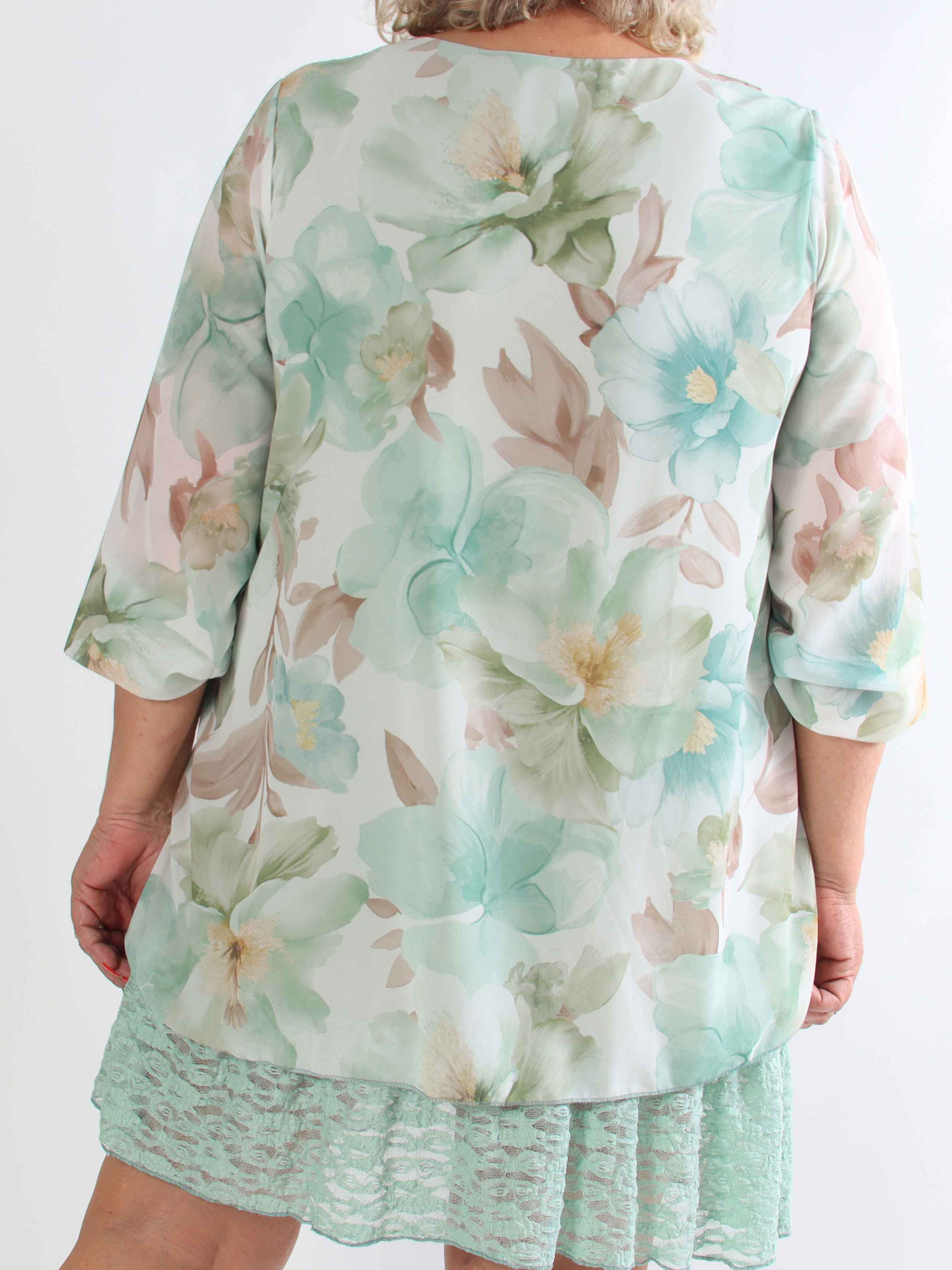 Lauren - Blommig plus size chiffongklänning med tunika och spetskant