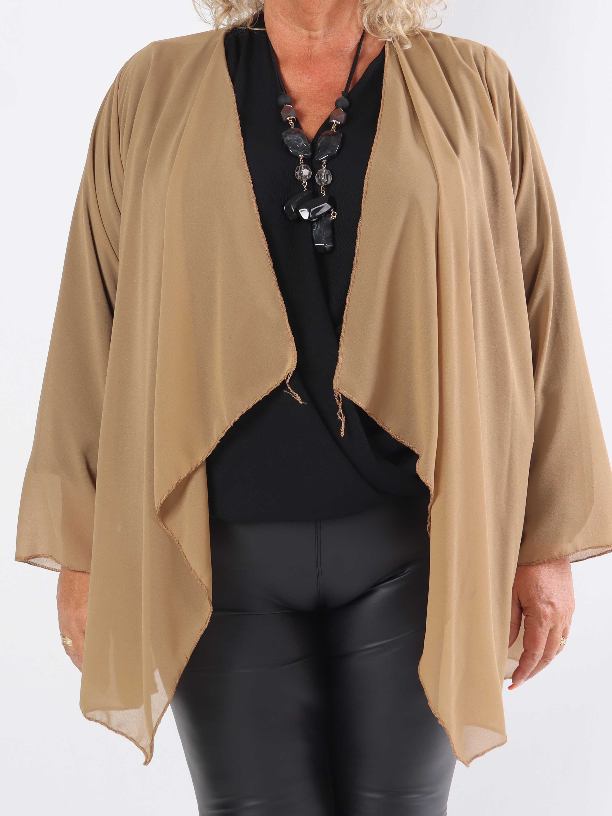 Layla - Kort lätt plus size-kofta i chiffong