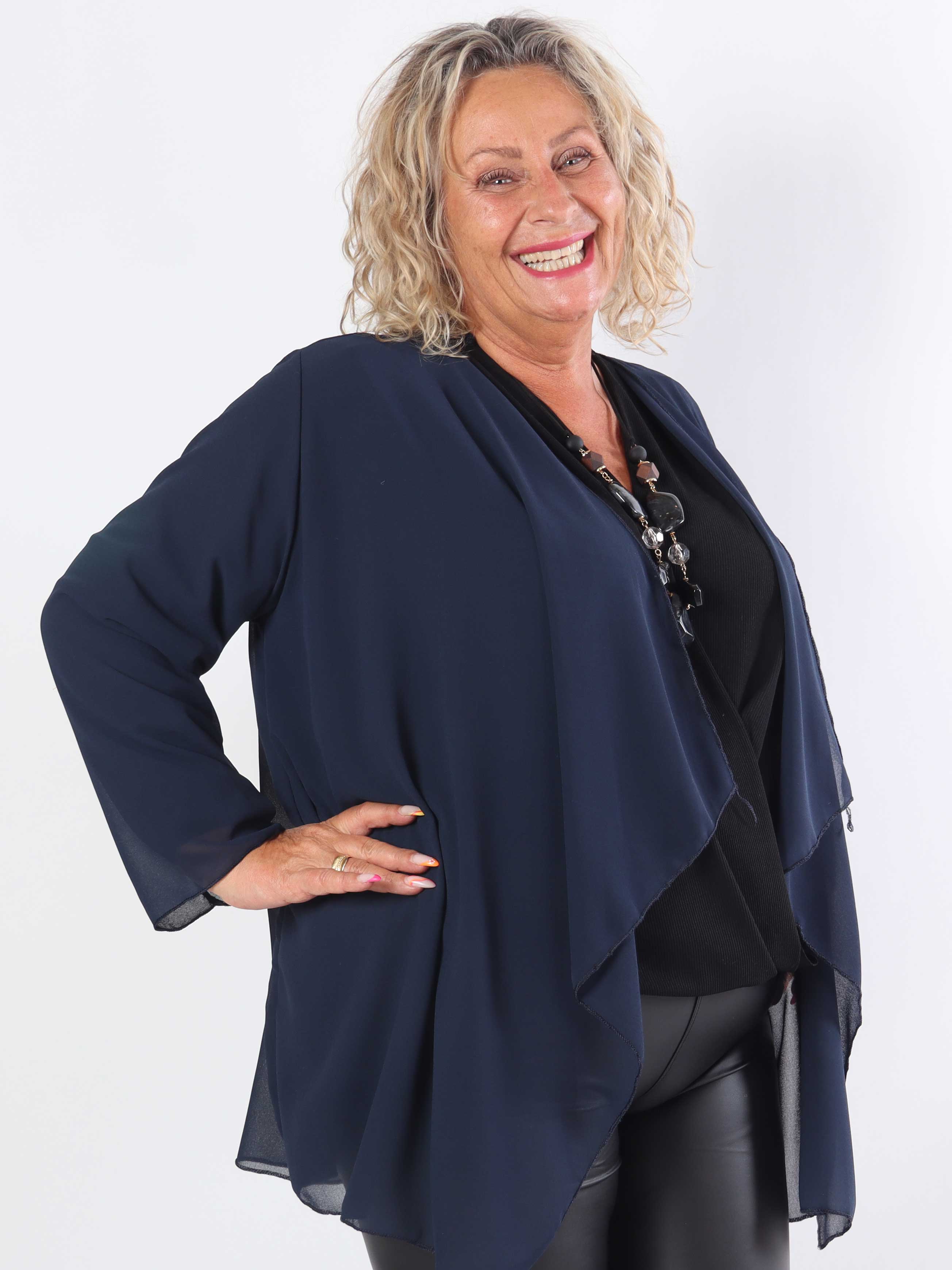 Layla - Kort lätt plus size-kofta i chiffong