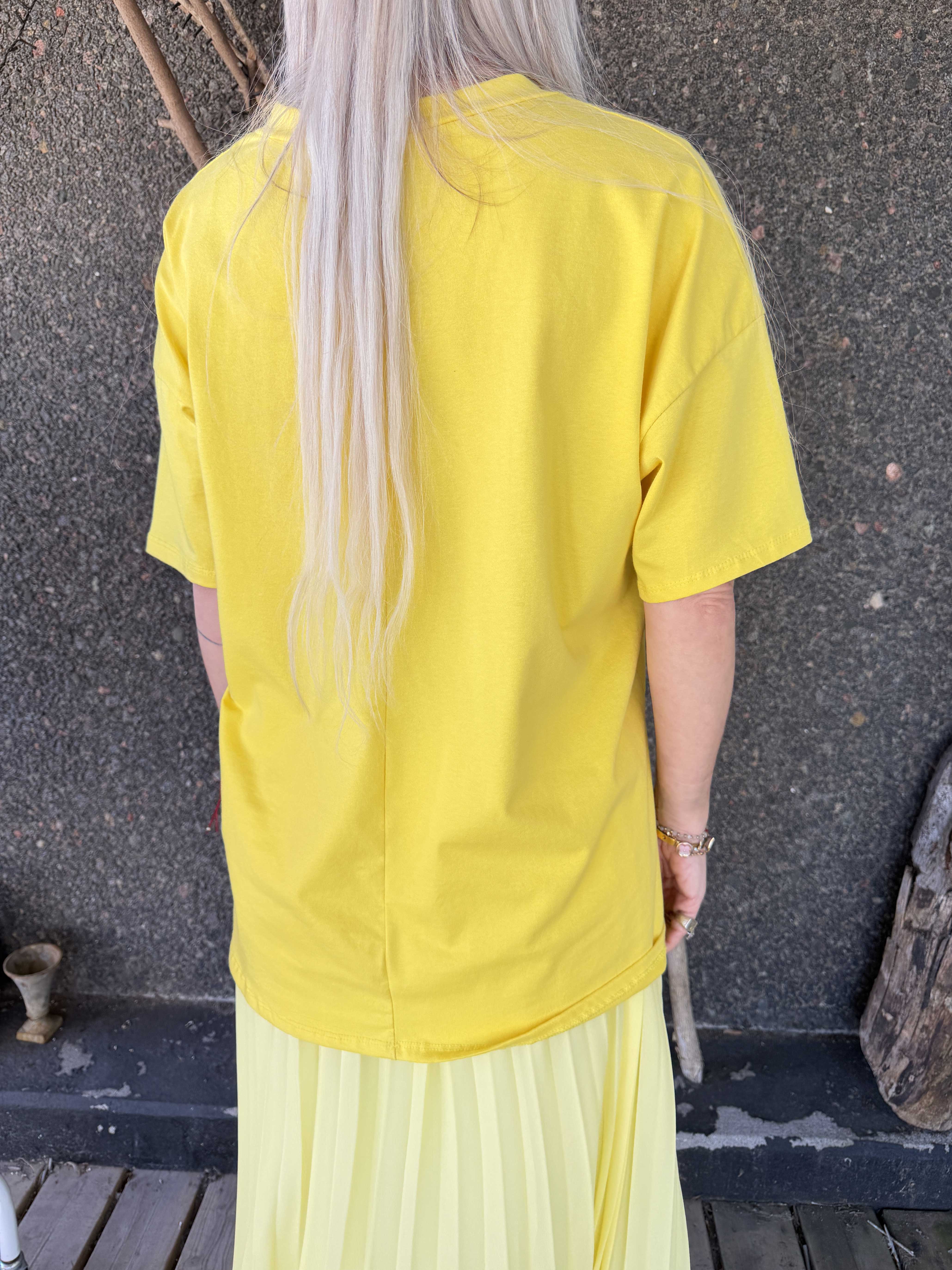 Leini - Oversized t-shirt i bomuld med v-udskæring og farverigt skrift