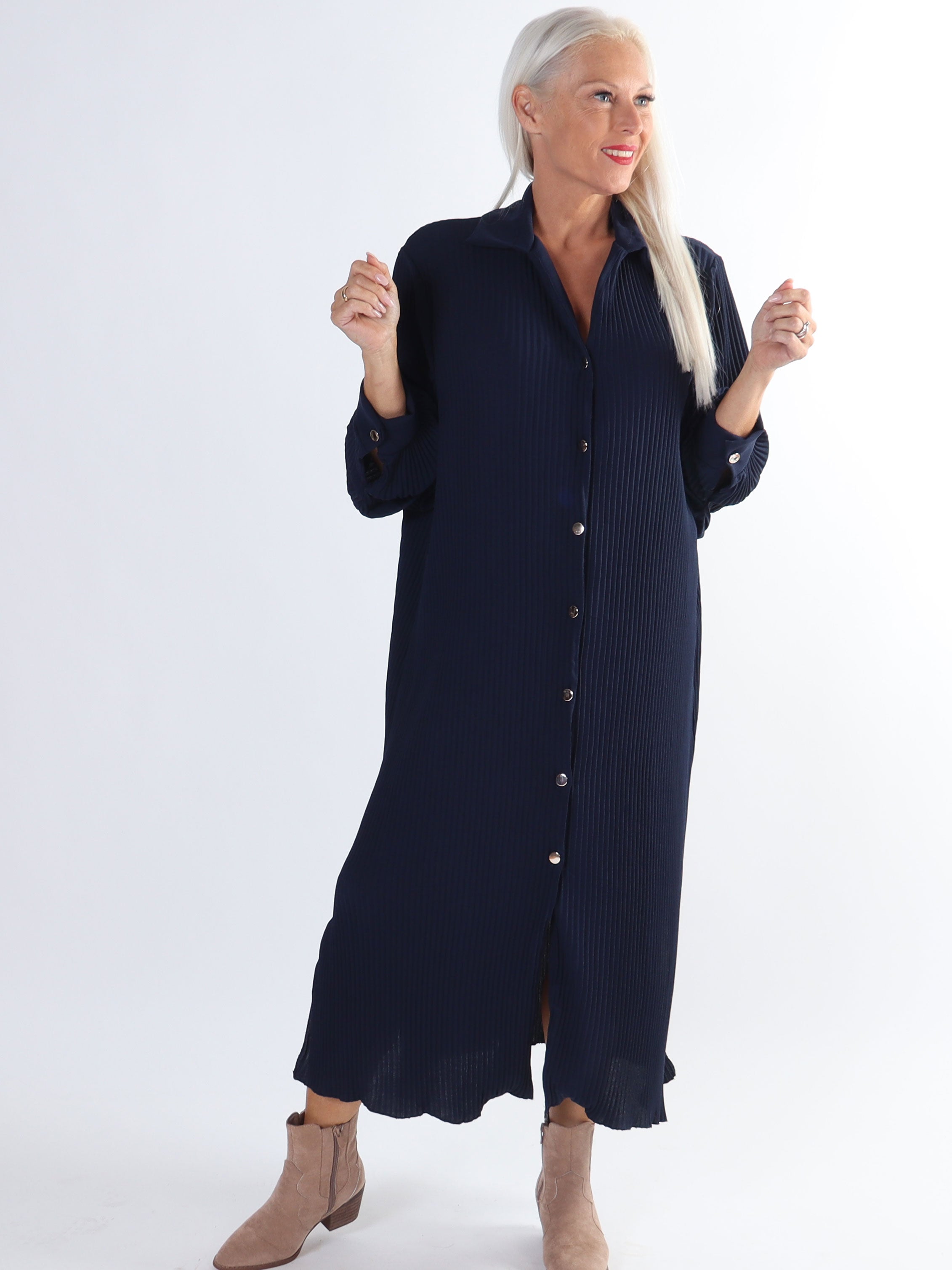Lenora - Lång plisserad plus size klänning med knappar