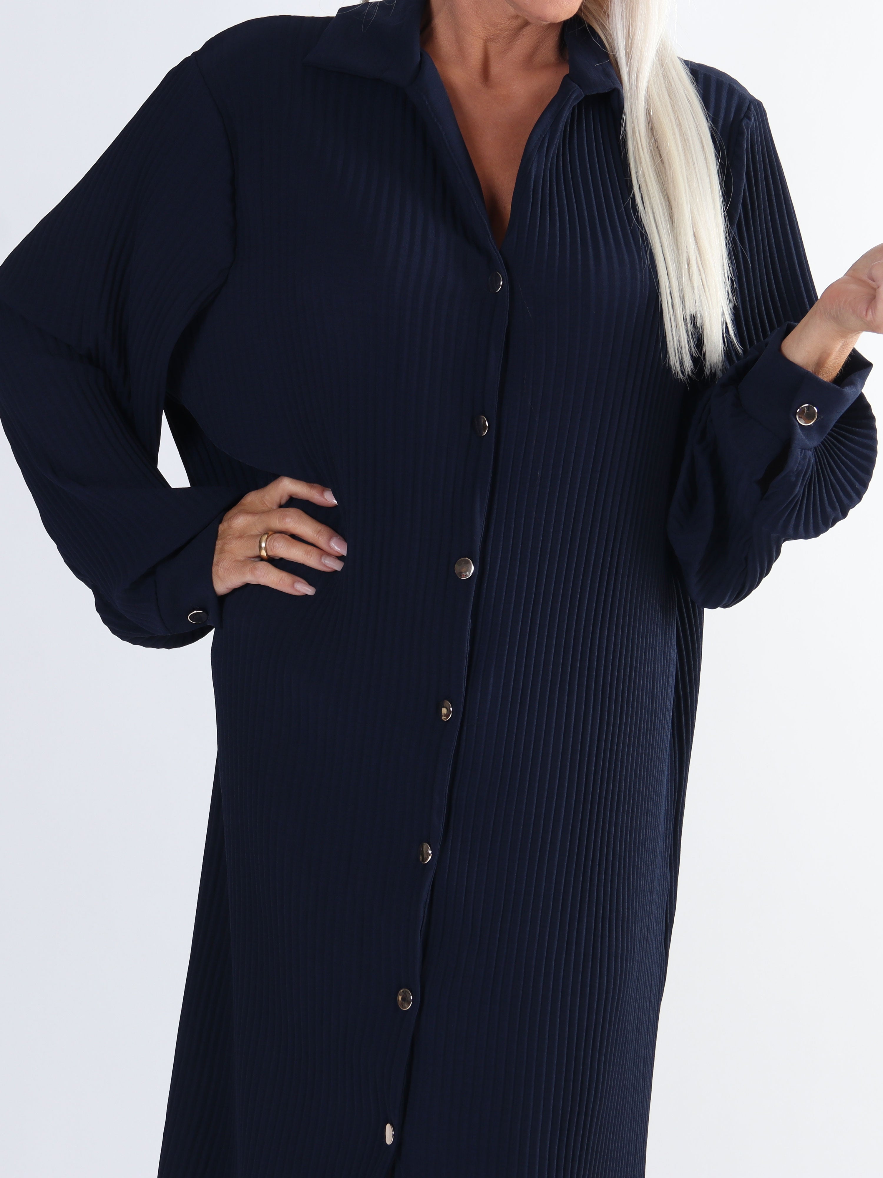 Lenora - Lång plisserad plus size klänning med knappar