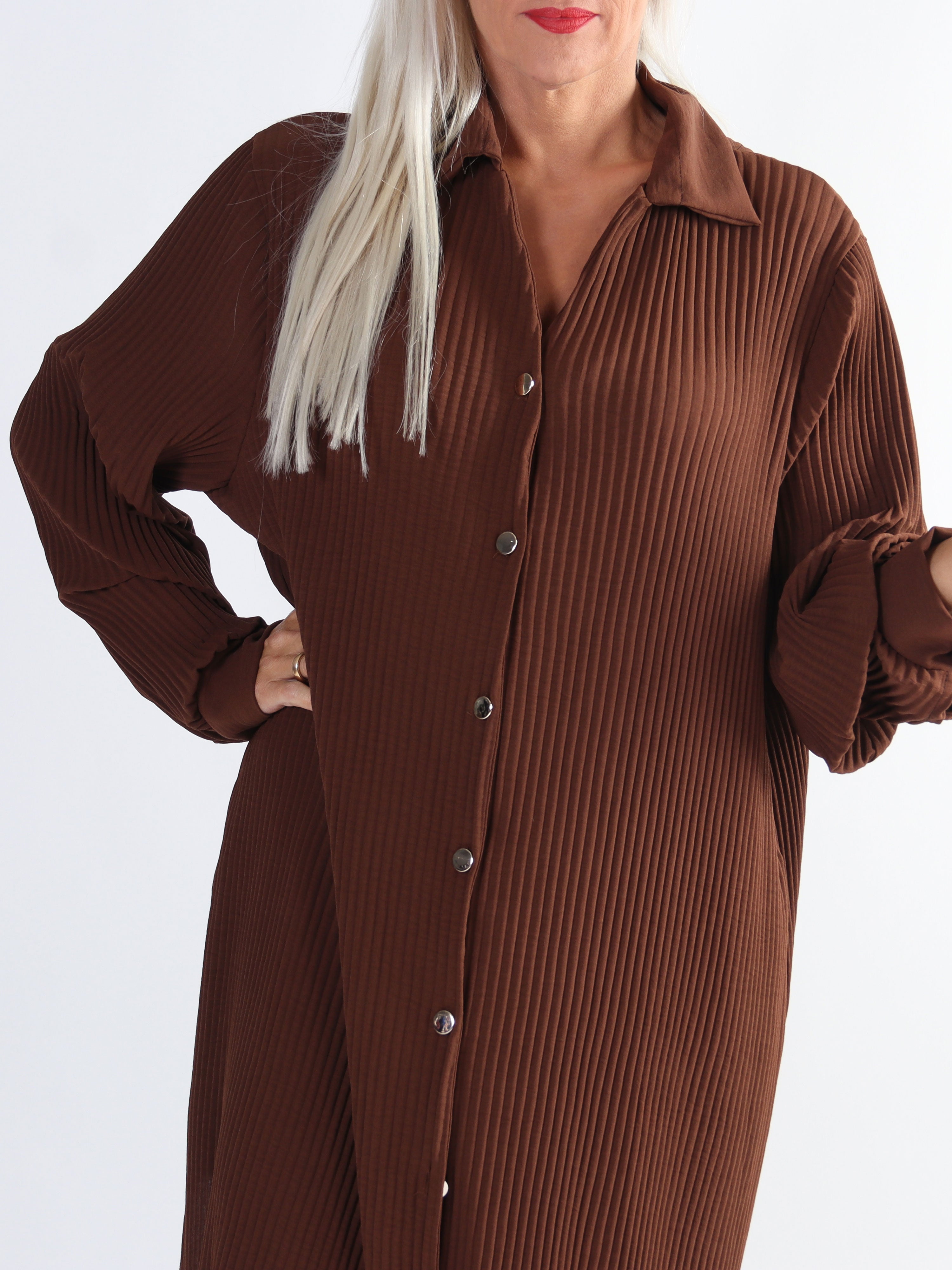 Lenora - Lång plisserad plus size klänning med knappar