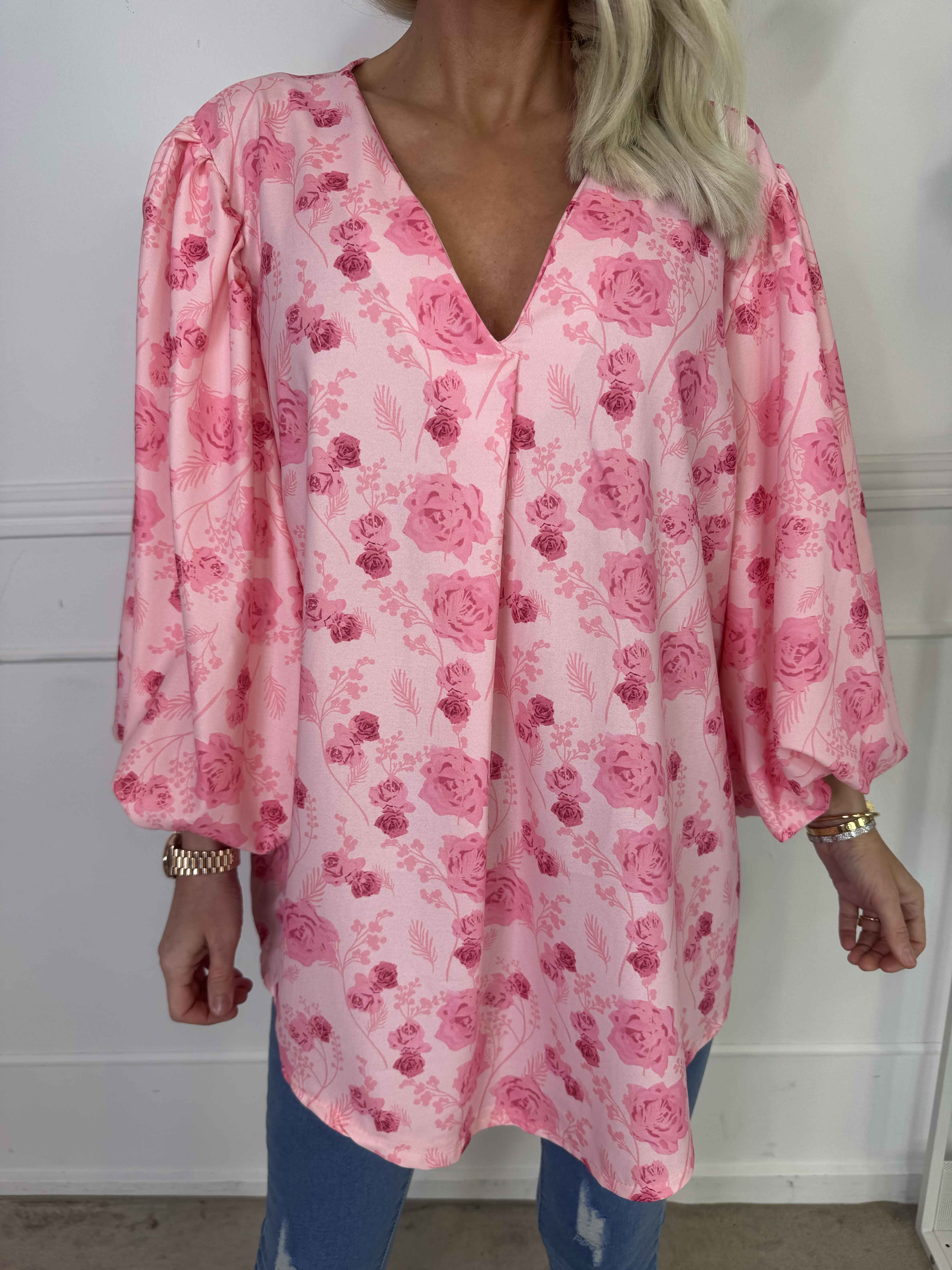 Lenora - Blommig tunika med puffärmar och v-ringning