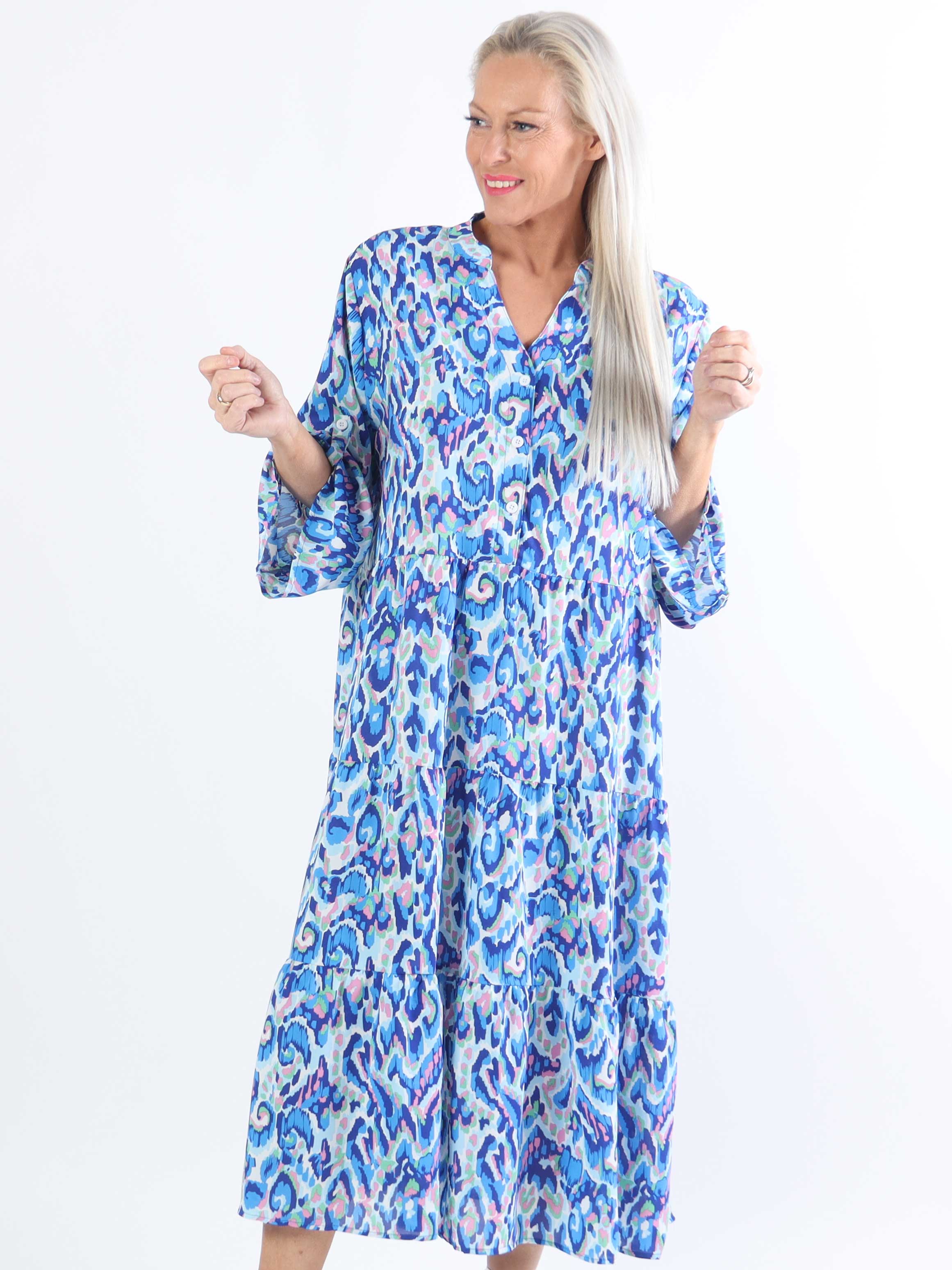 Lia - Mönstrad färgad plus size-klänning med lager-på-lager-look
