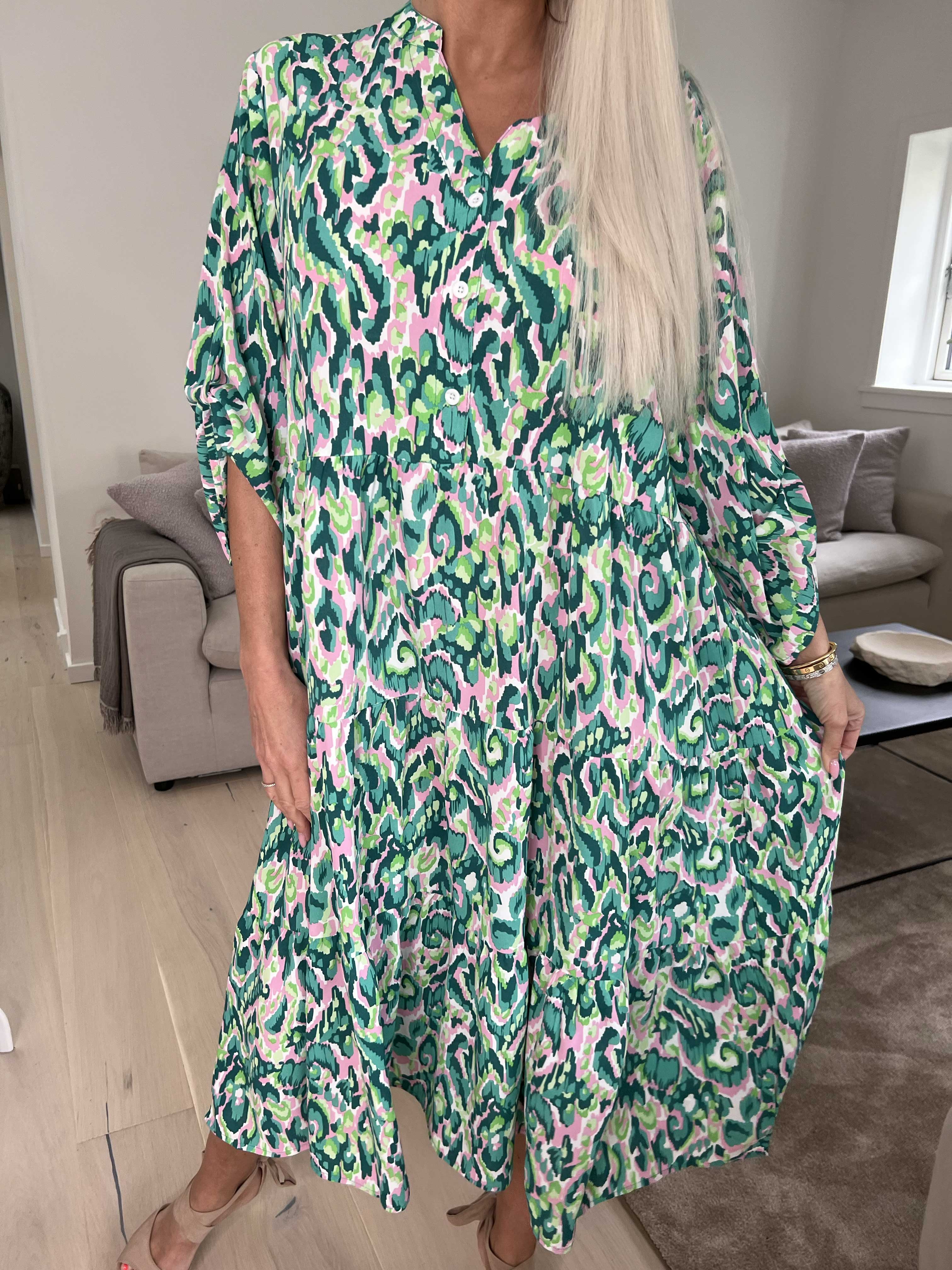Lia - Mönstrad färgad klänning med lager-på-lager-look