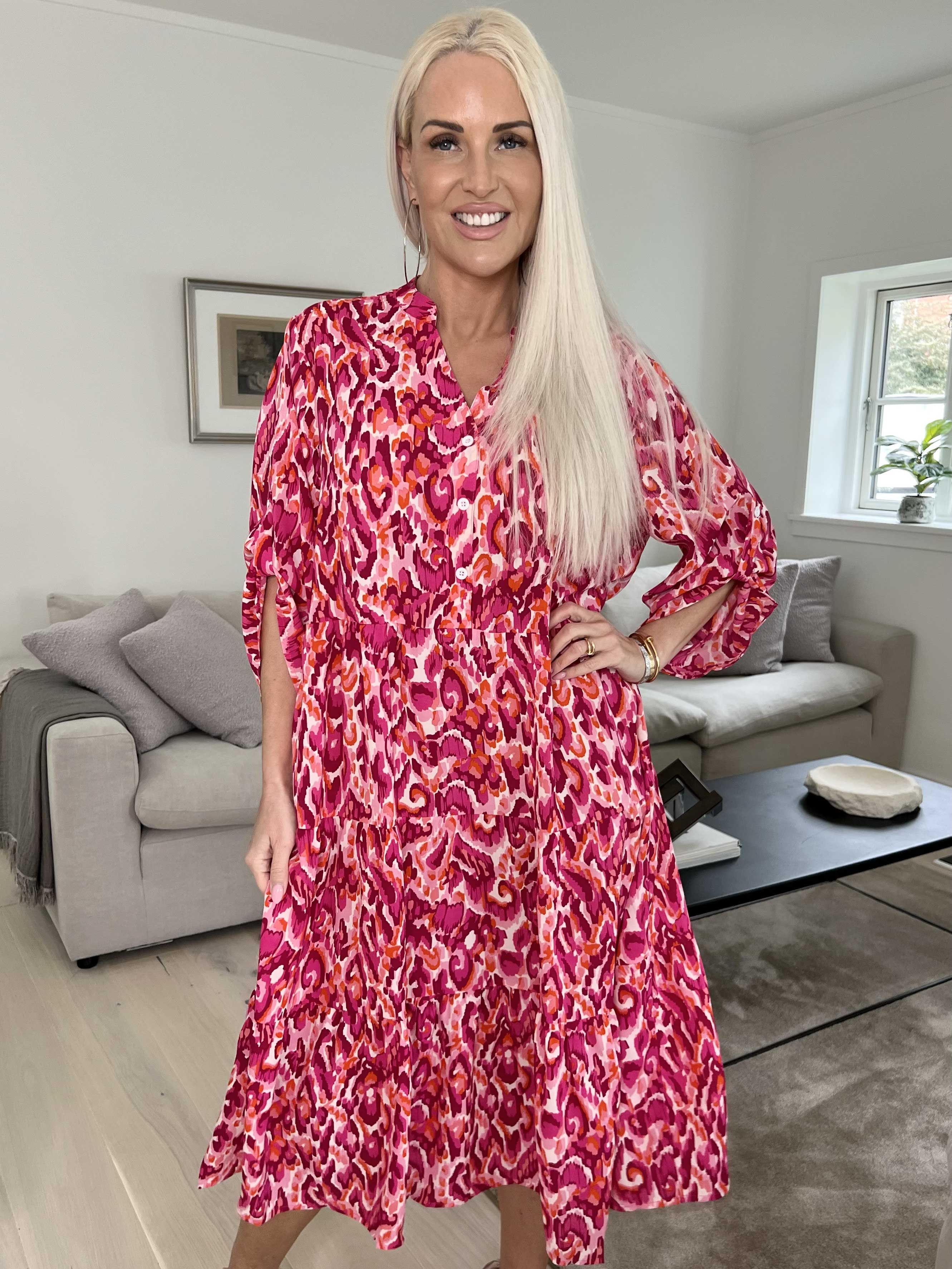 Lia - Mönstrad färgad klänning med lager-på-lager-look
