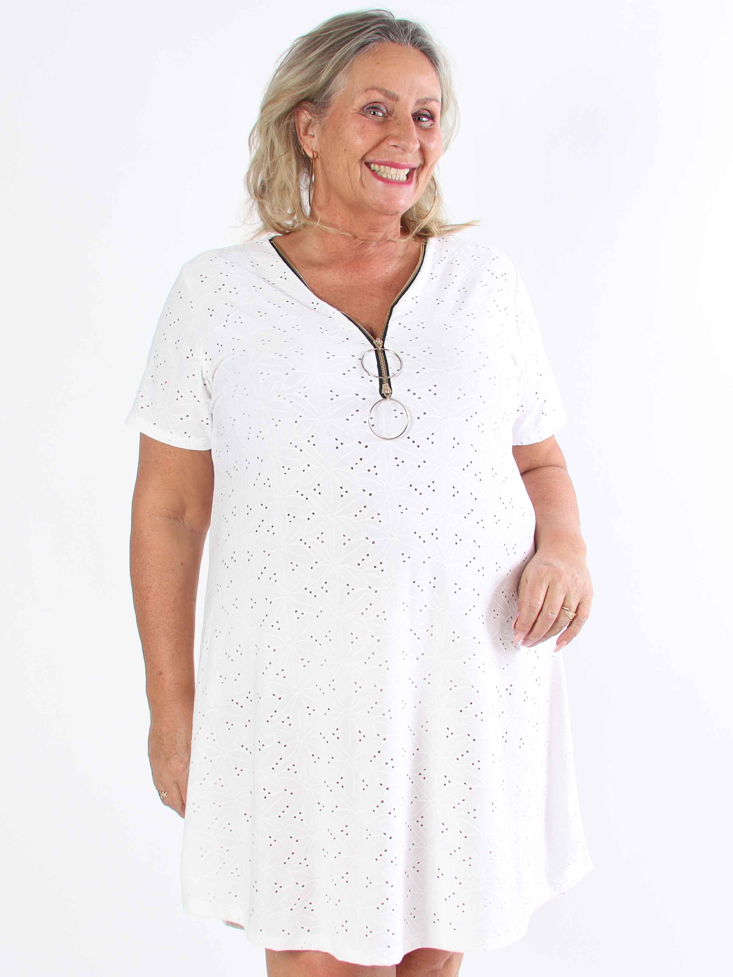 Liba - Mjuk stretchig plus size-klänning i broderie anglaise med dragkedja