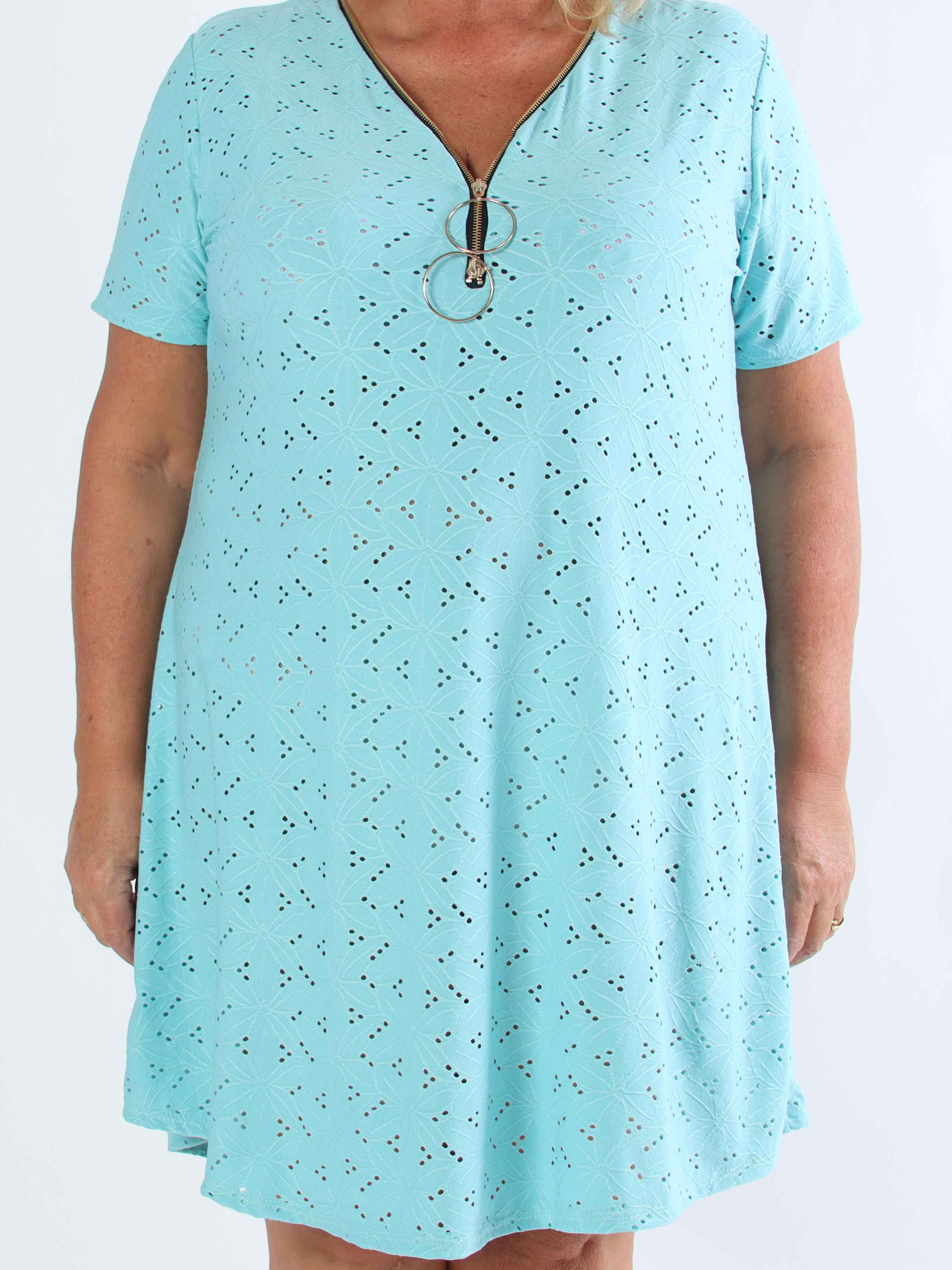Liba - Mjuk stretchig plus size-klänning i broderie anglaise med dragkedja