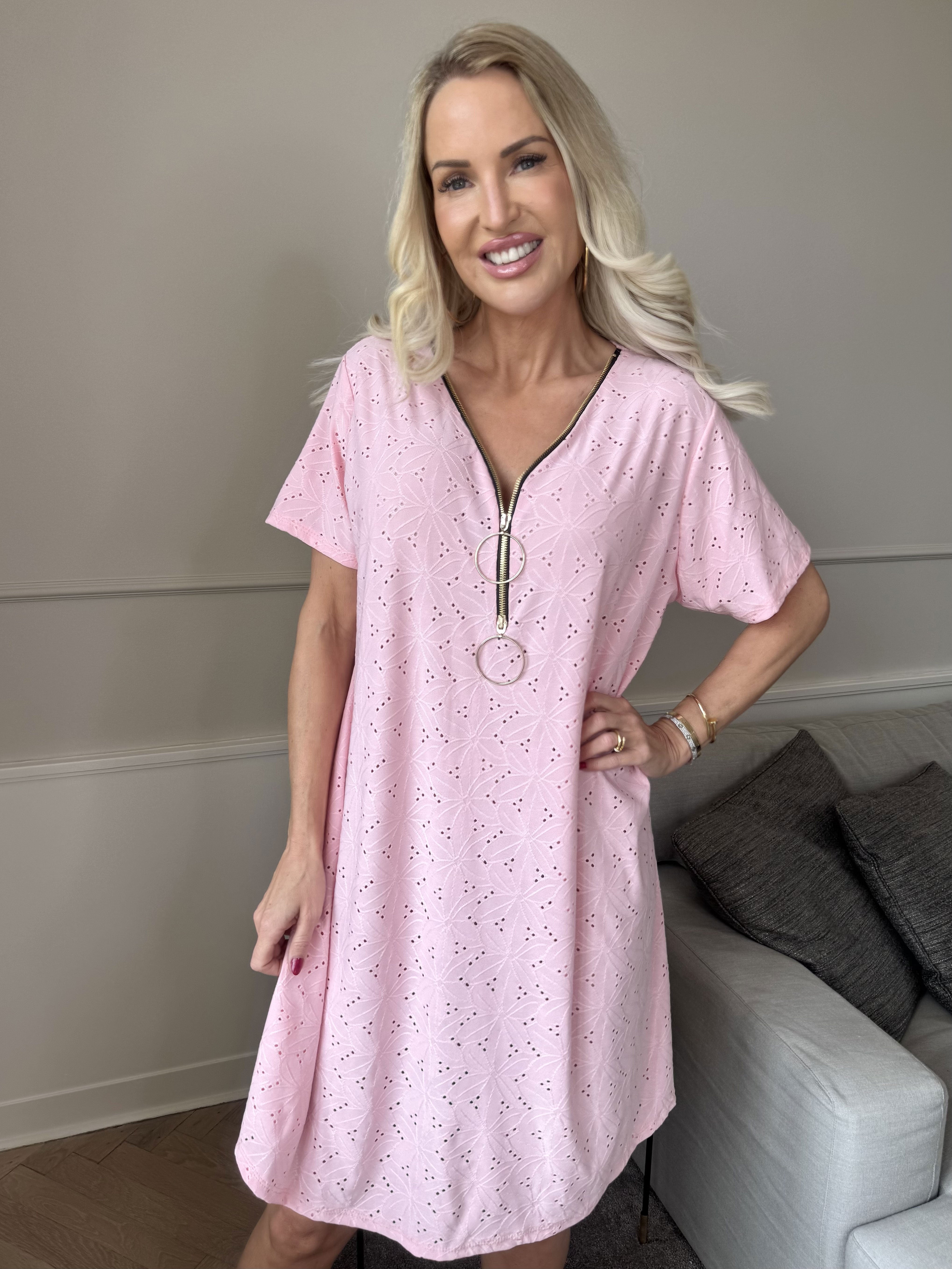 Liba - Mjuk elastisk klänning i broderie anglaise med dragkedja