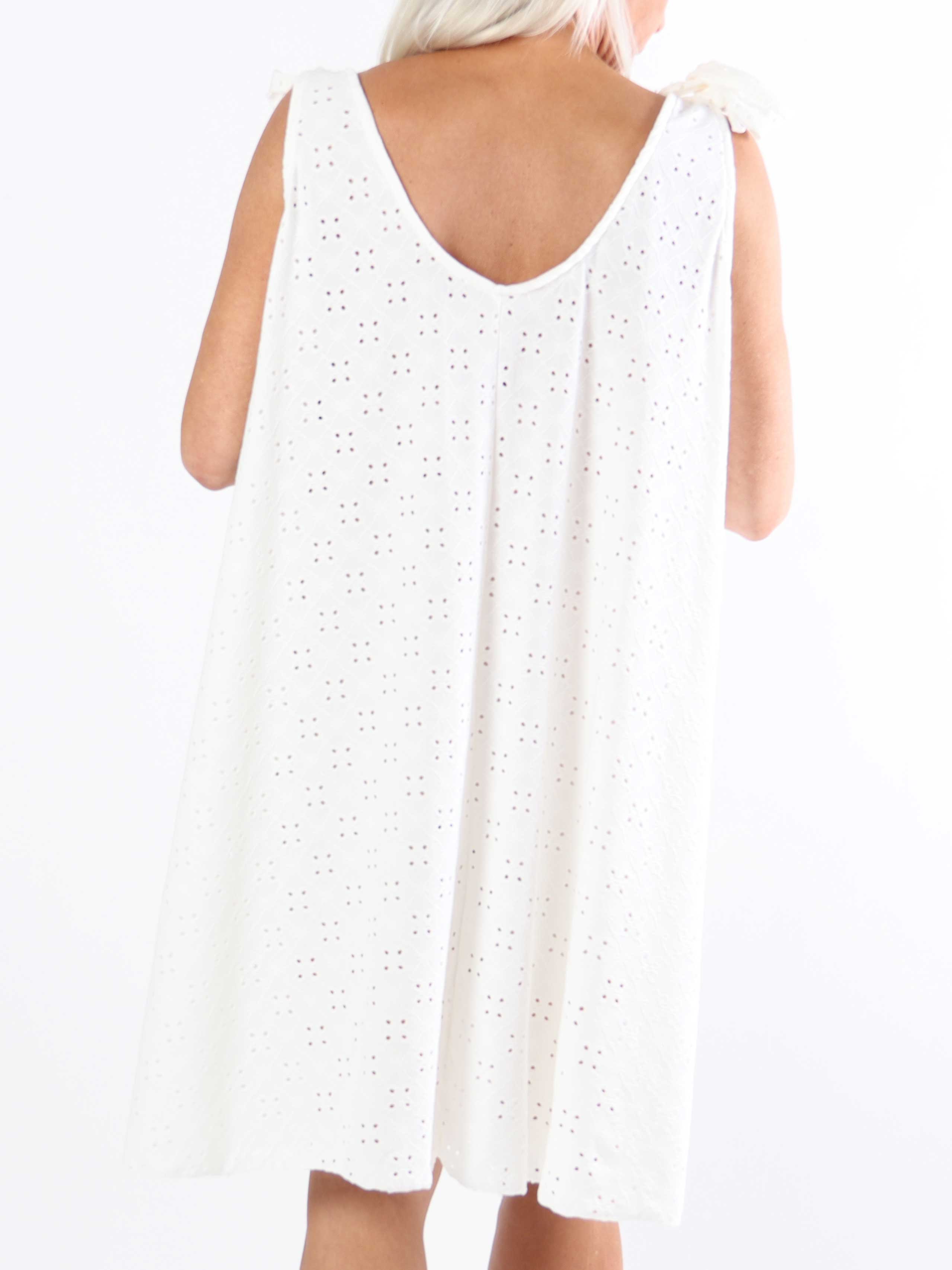 Likas - Mjuk och stretchig plus size-klänning med broderie anglaise