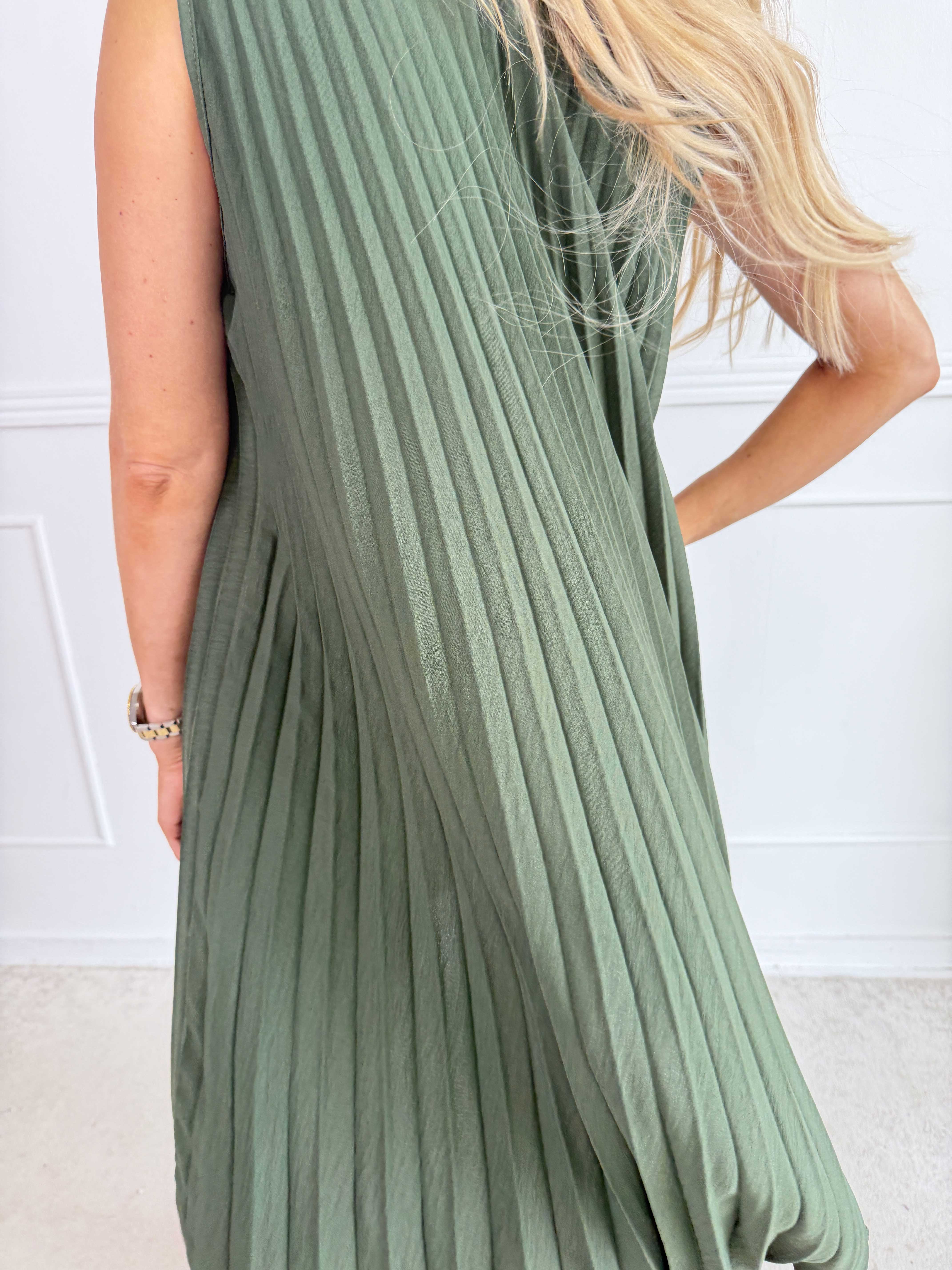 Linda Short - Fin plisserad plus size klänning i mjuk viskosblandning med V-ringning framtill