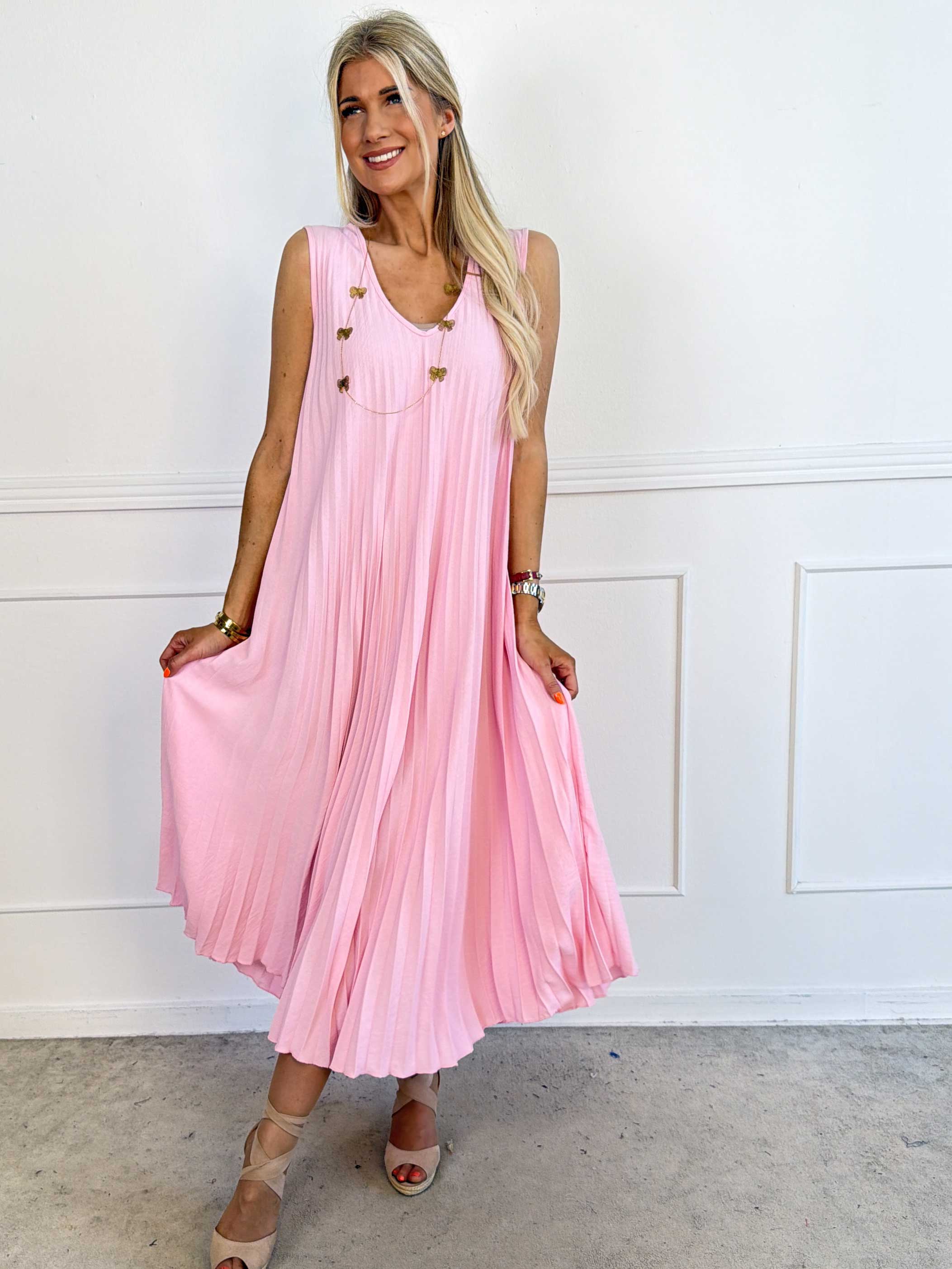 Linda - Plisseret kjole i blød viskoseblanding med V-udskæring foran