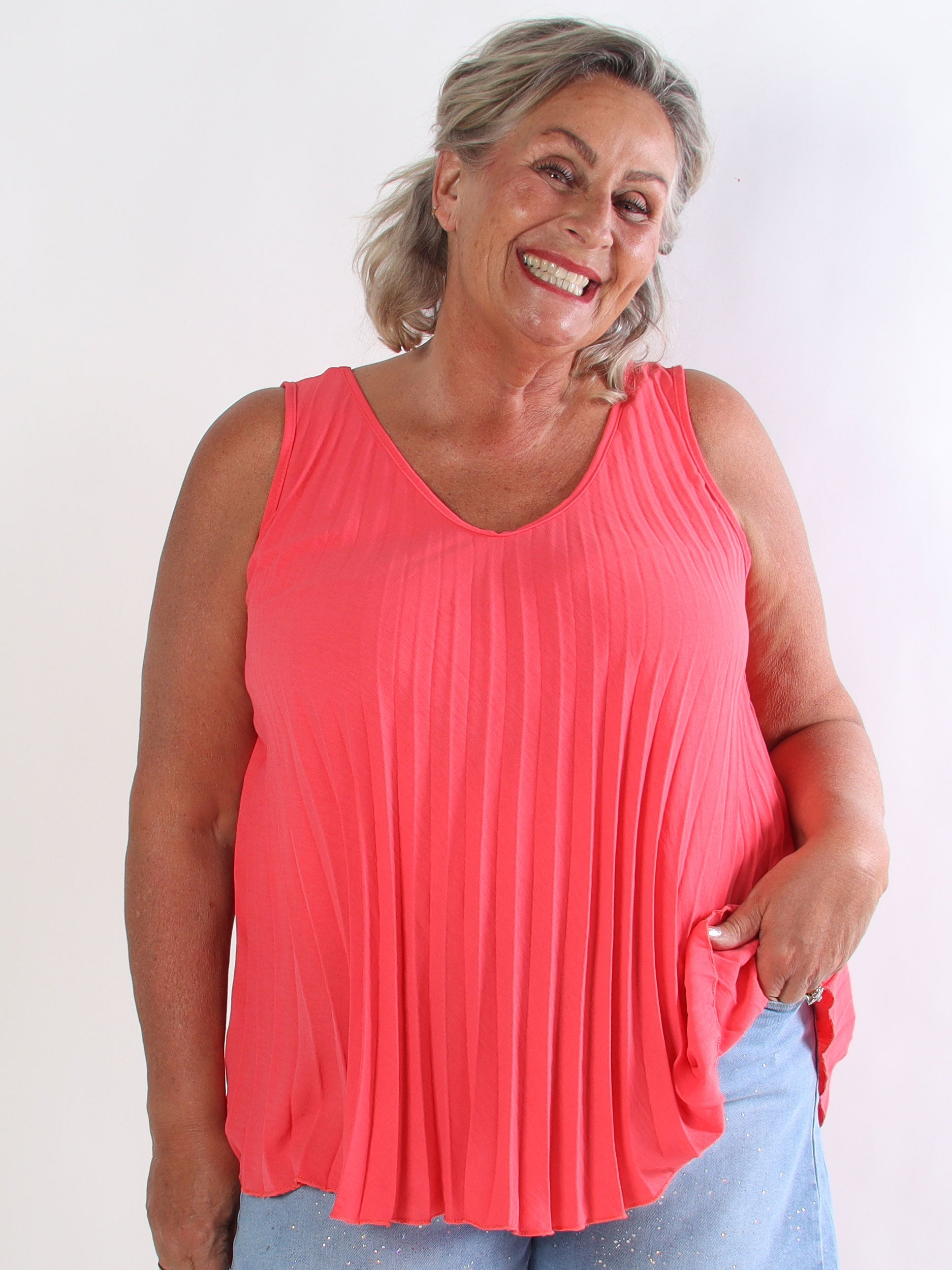 Linda Top - Fin plisseret plus size top i viskoseblanding med V-udskæring