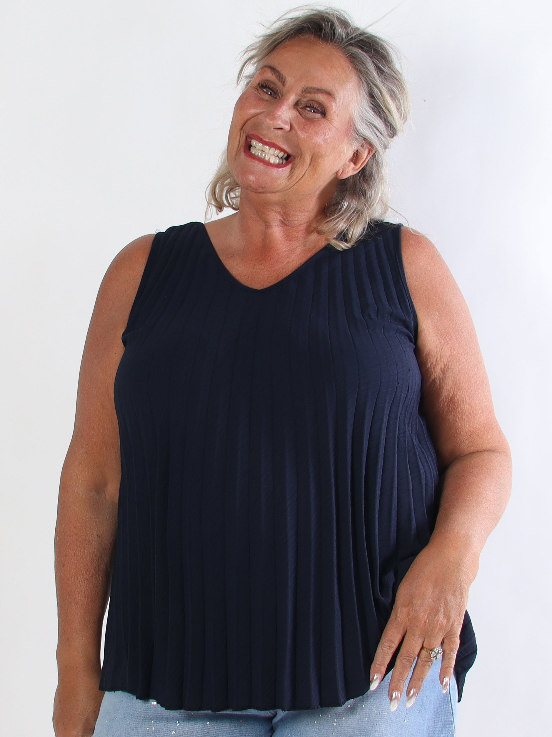 Linda Top - Fin plisseret plus size top i viskoseblanding med V-udskæring