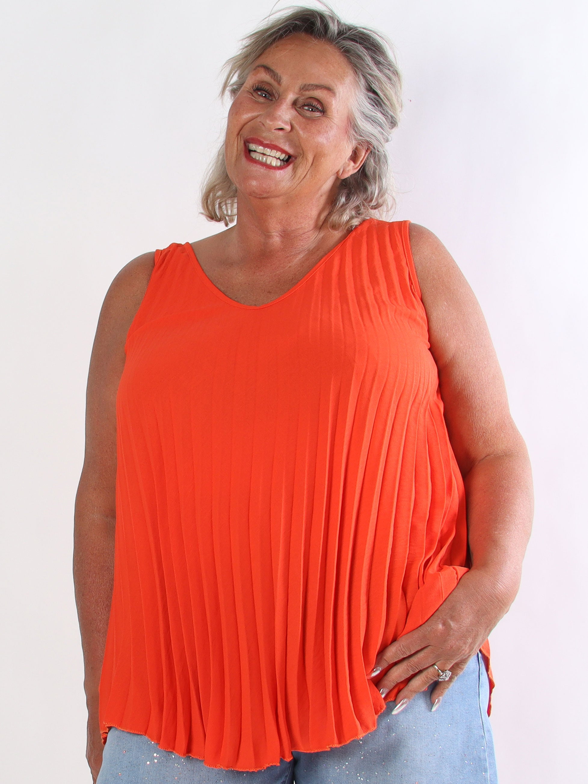 Linda Top - Fin plisseret plus size top i viskoseblanding med V-udskæring