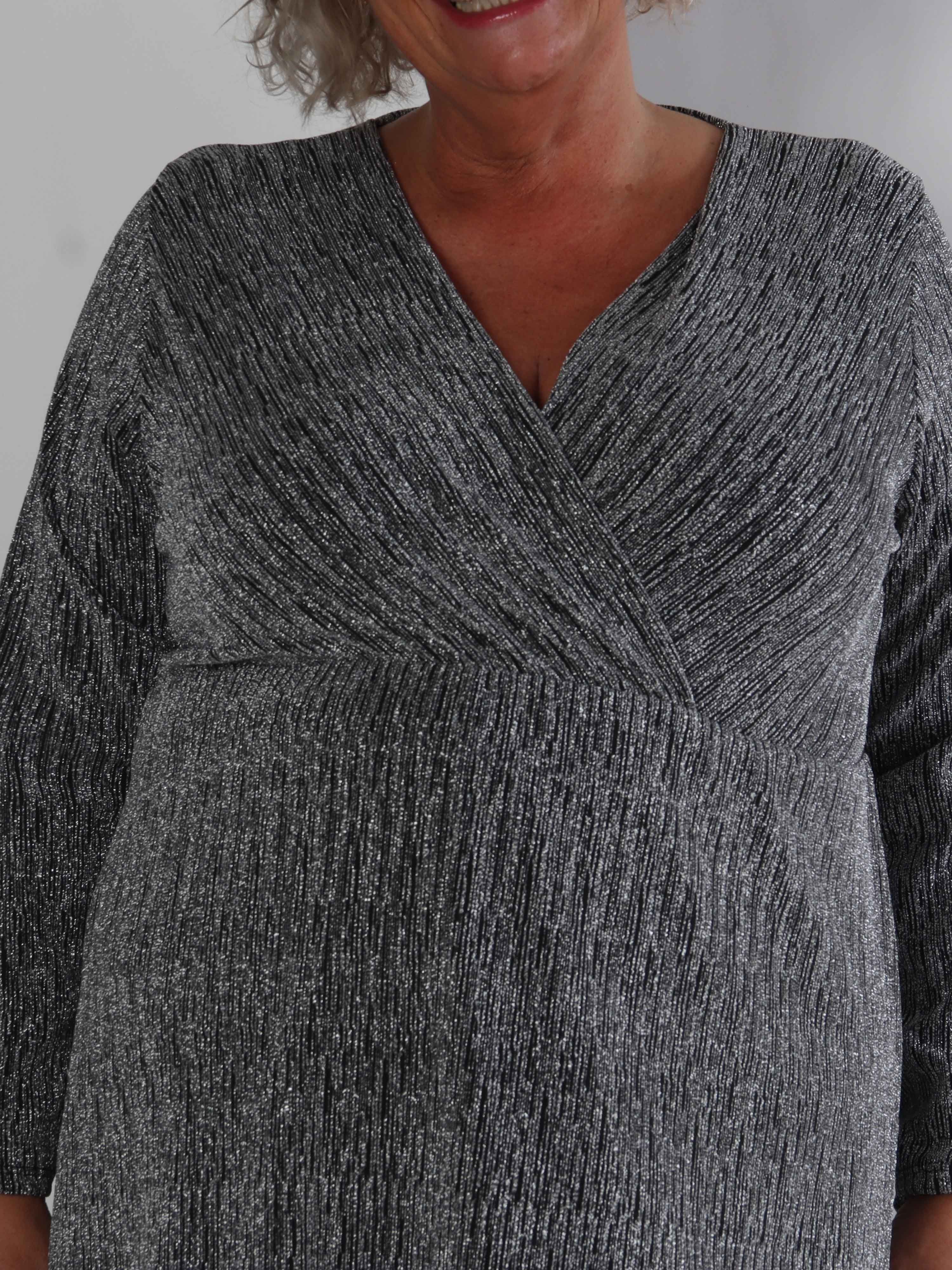 Lina - Söt plus size festklänning med glittertråd och korsdetalj vid bysten