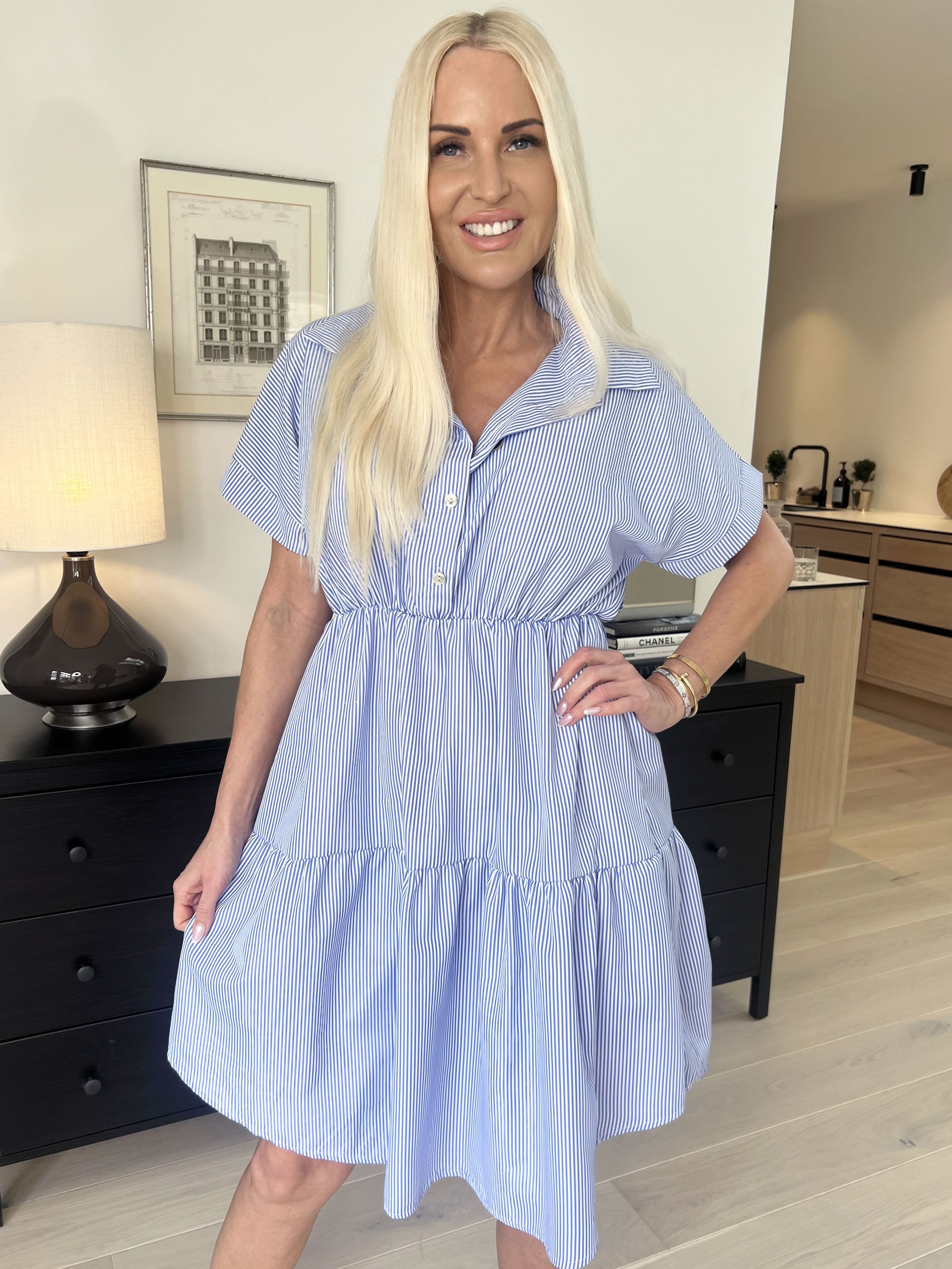 Linnea - Randig klänning med skjortkrage och lager-på-lager-look