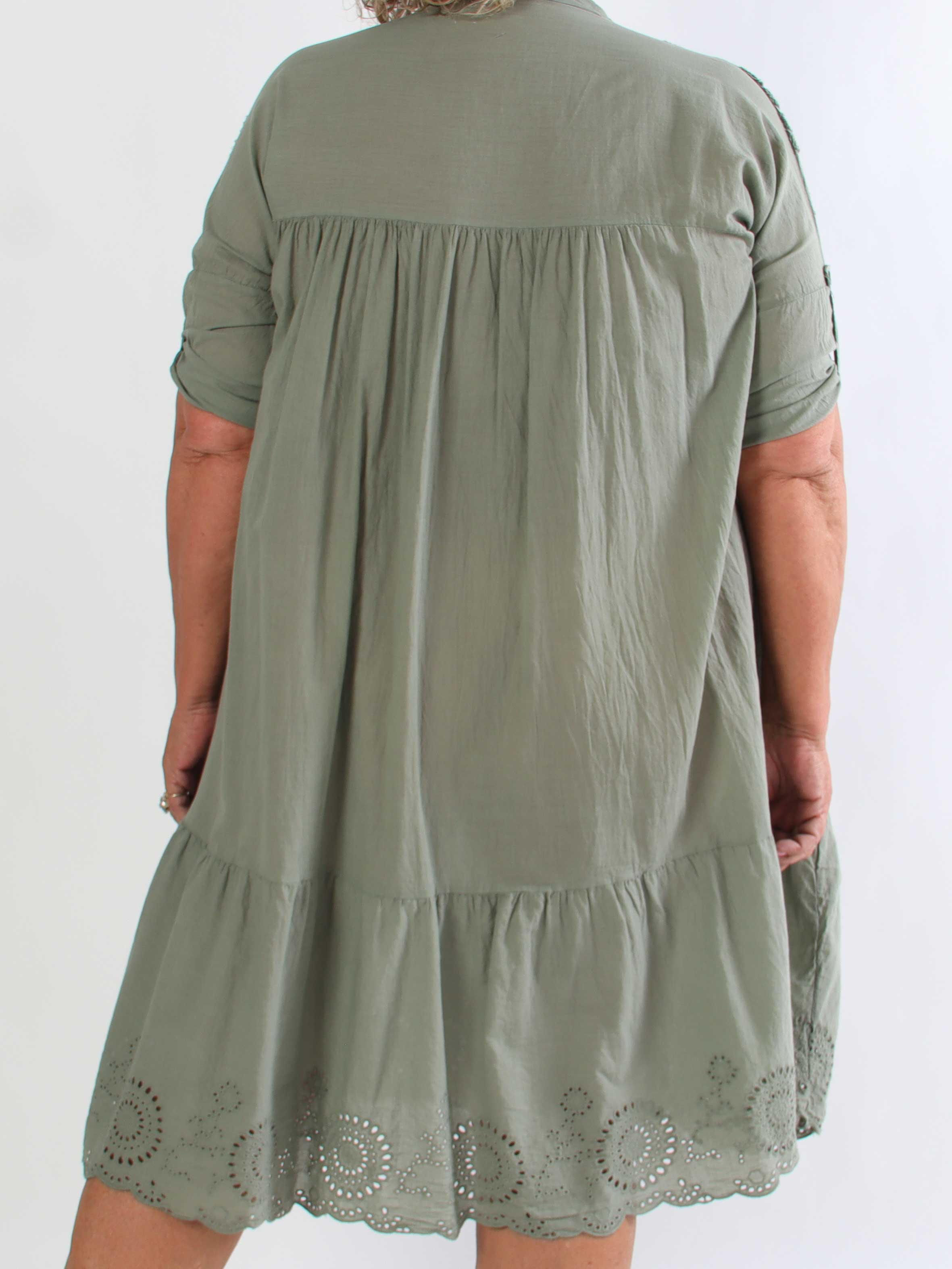 Lira - Plus size kjole i bomuld med blomster og broderie anglaise i bunden
