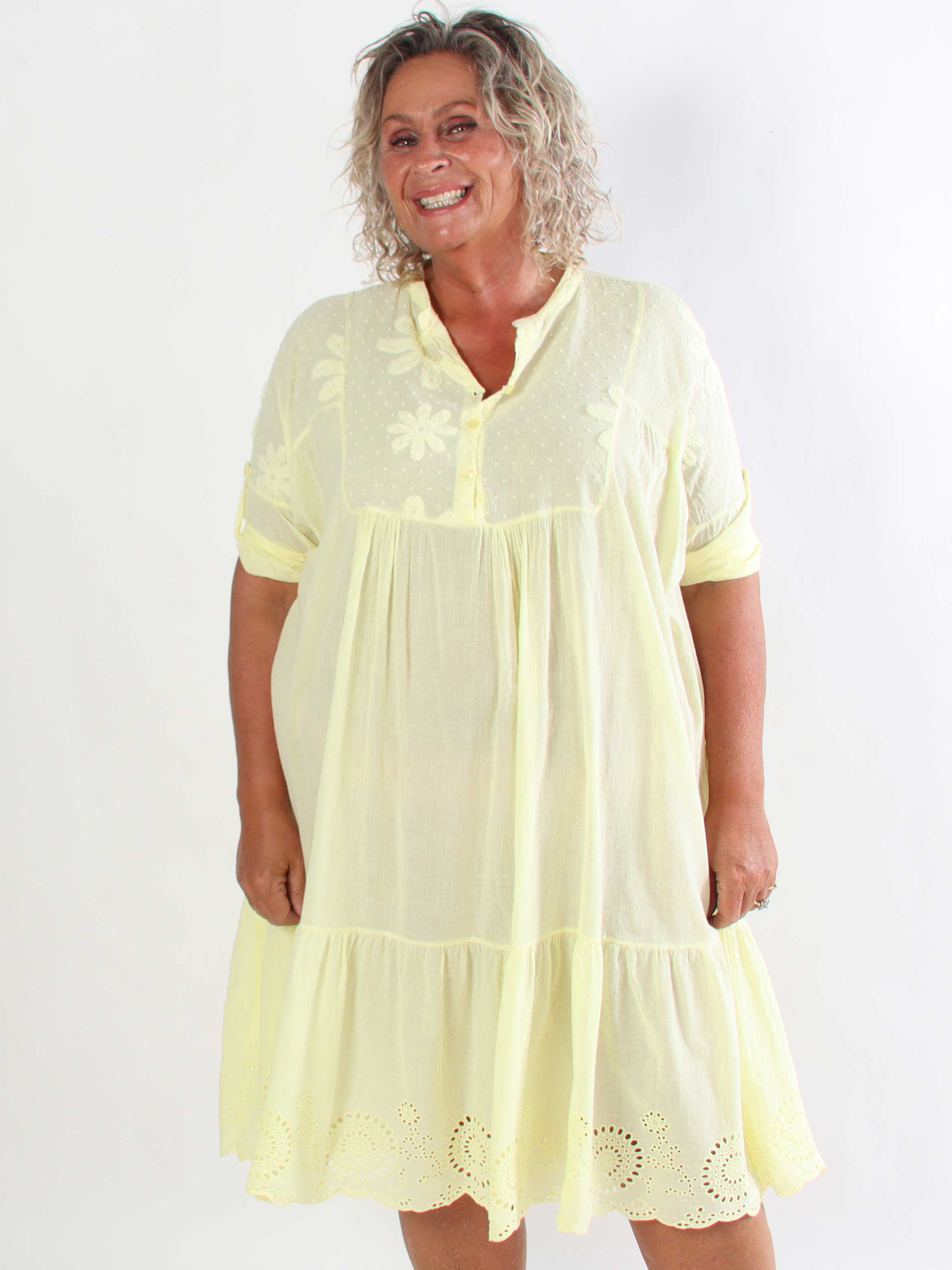 Lira - Plus size kjole i bomuld med blomster og broderie anglaise i bunden