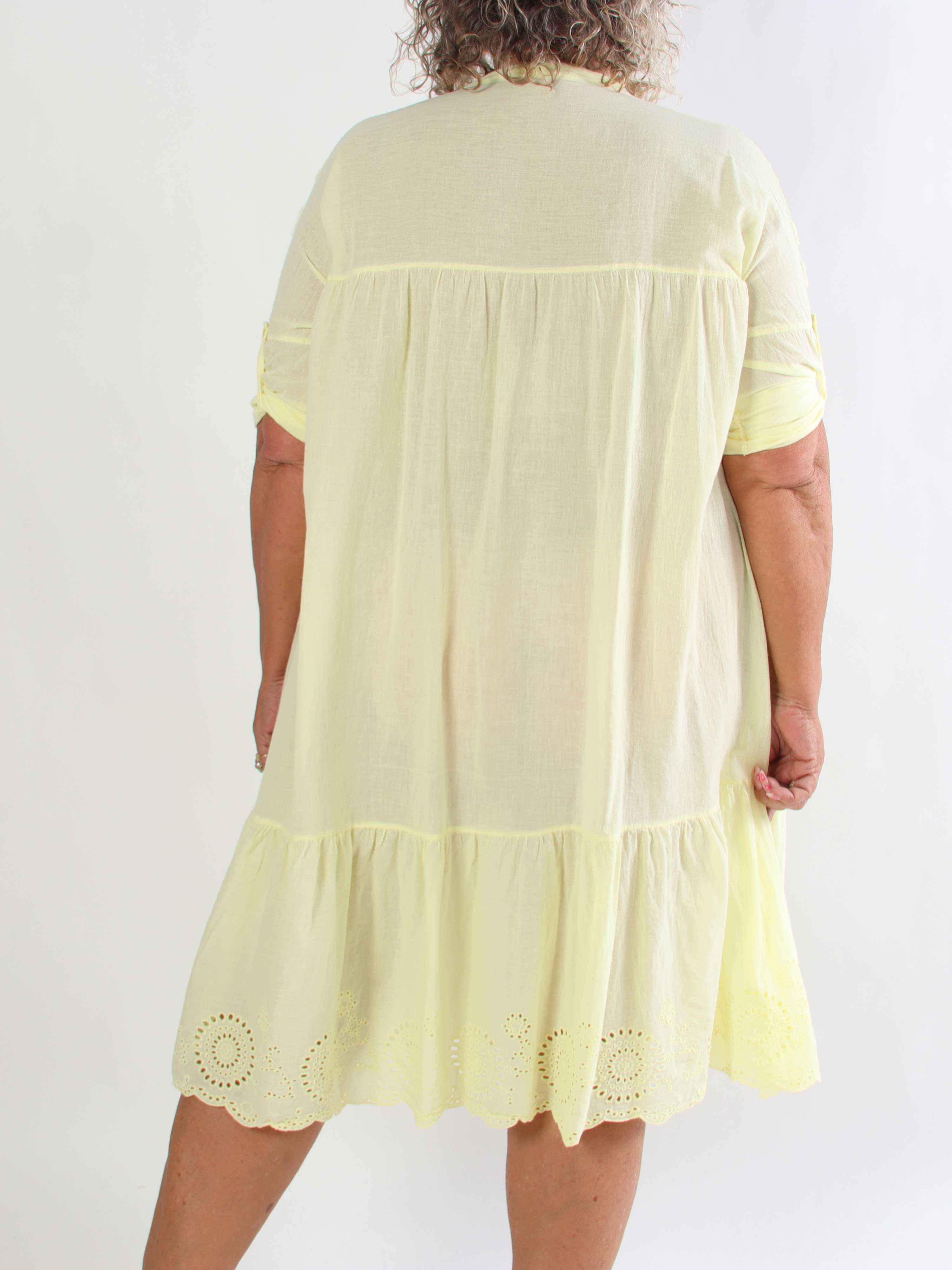 Lira - Plus size kjole i bomuld med blomster og broderie anglaise i bunden