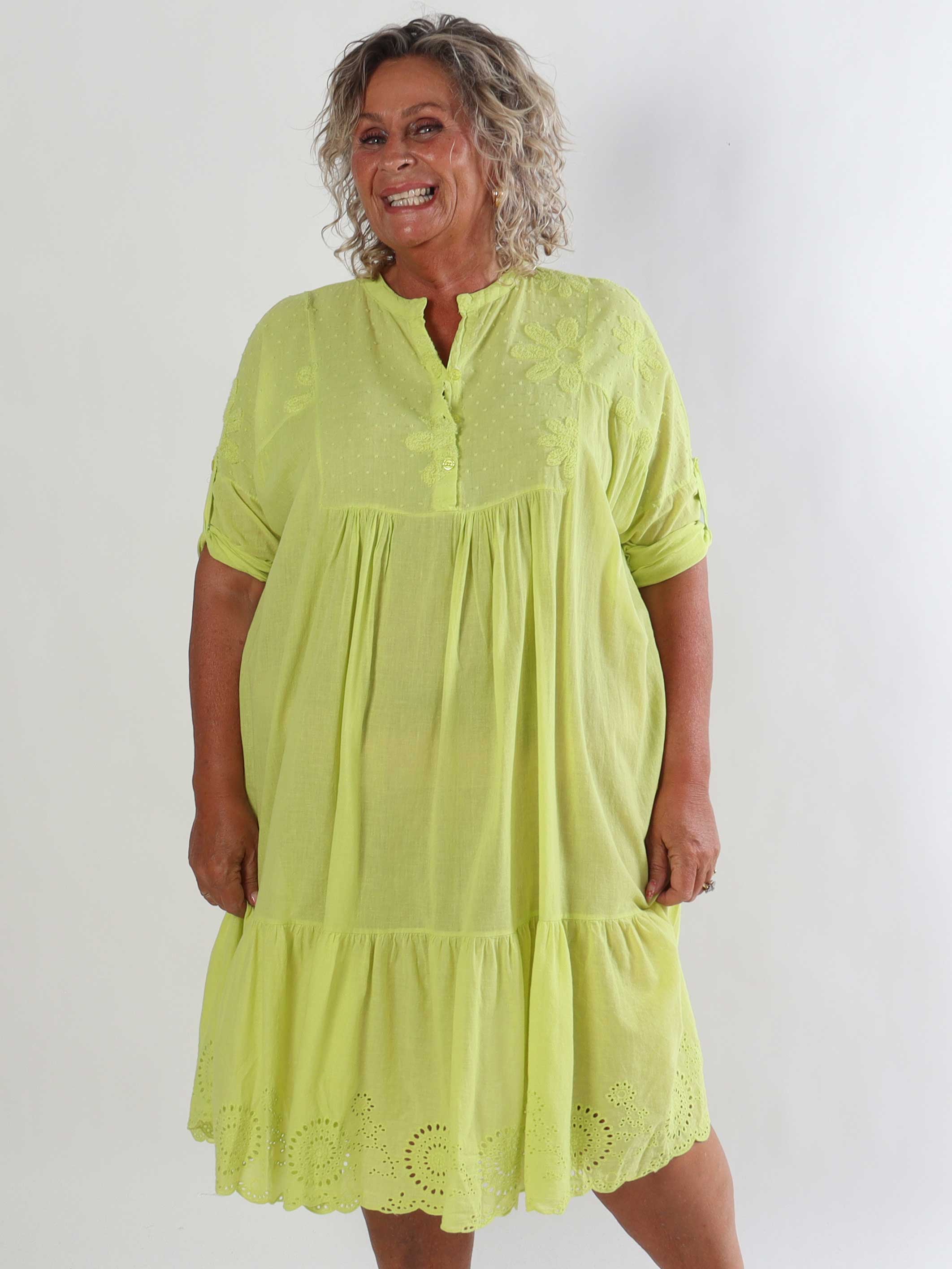 Lira - Plus size kjole i bomuld med blomster og broderie anglaise i bunden