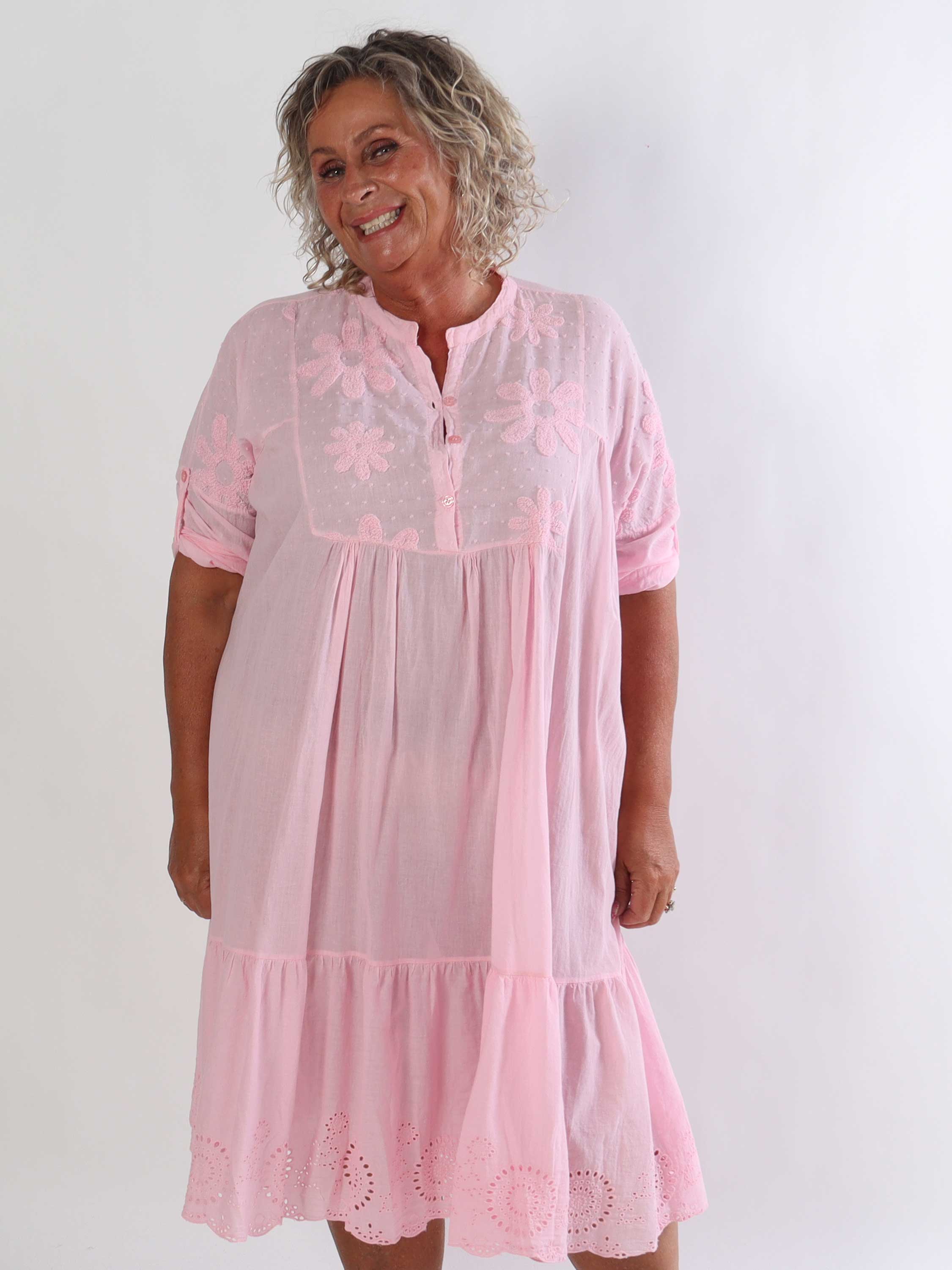 Lira - Plus size kjole i bomuld med blomster og broderie anglaise i bunden