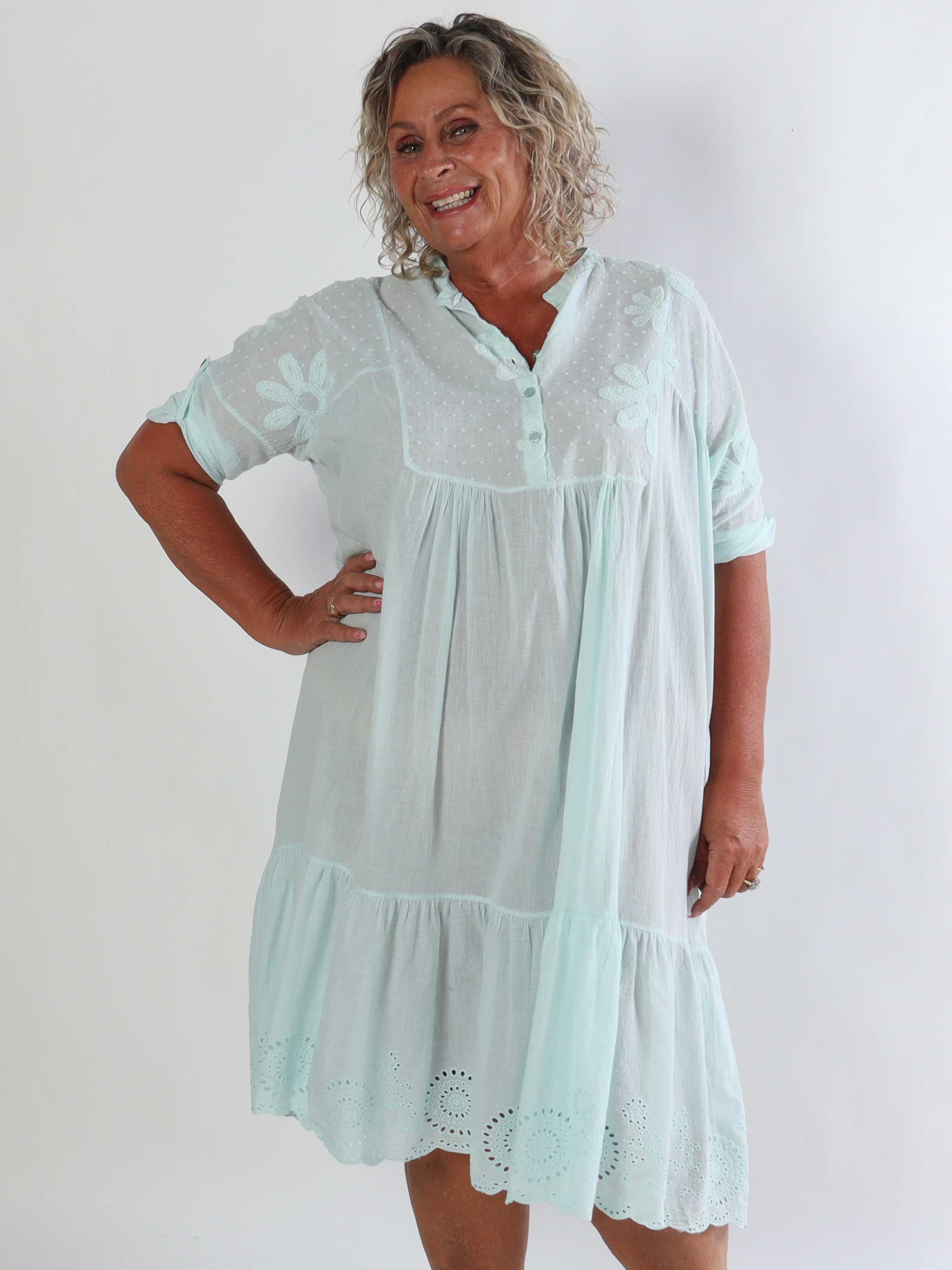 Lira - Plus size kjole i bomuld med blomster og broderie anglaise i bunden