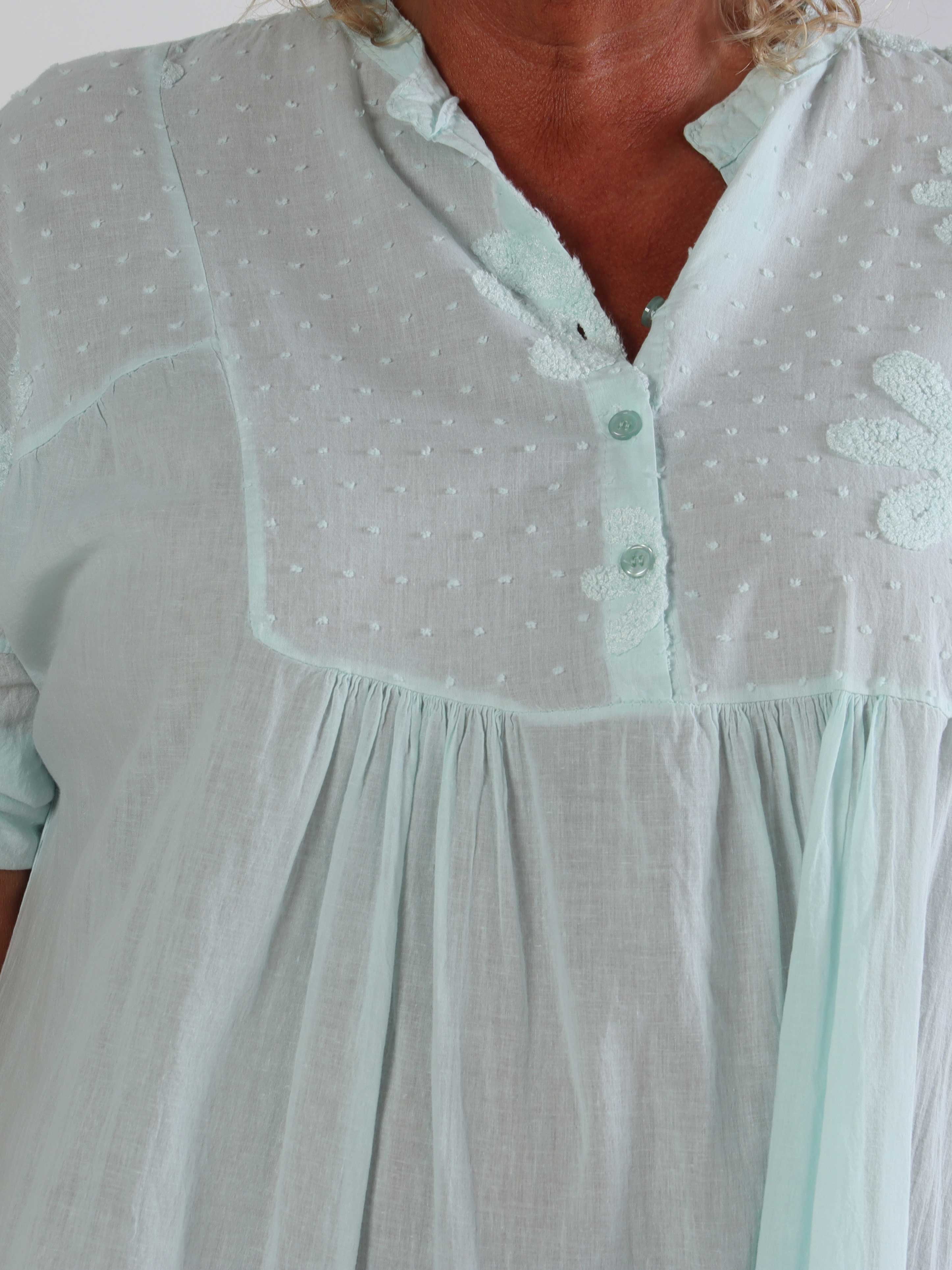 Lira - Plus size kjole i bomuld med blomster og broderie anglaise i bunden