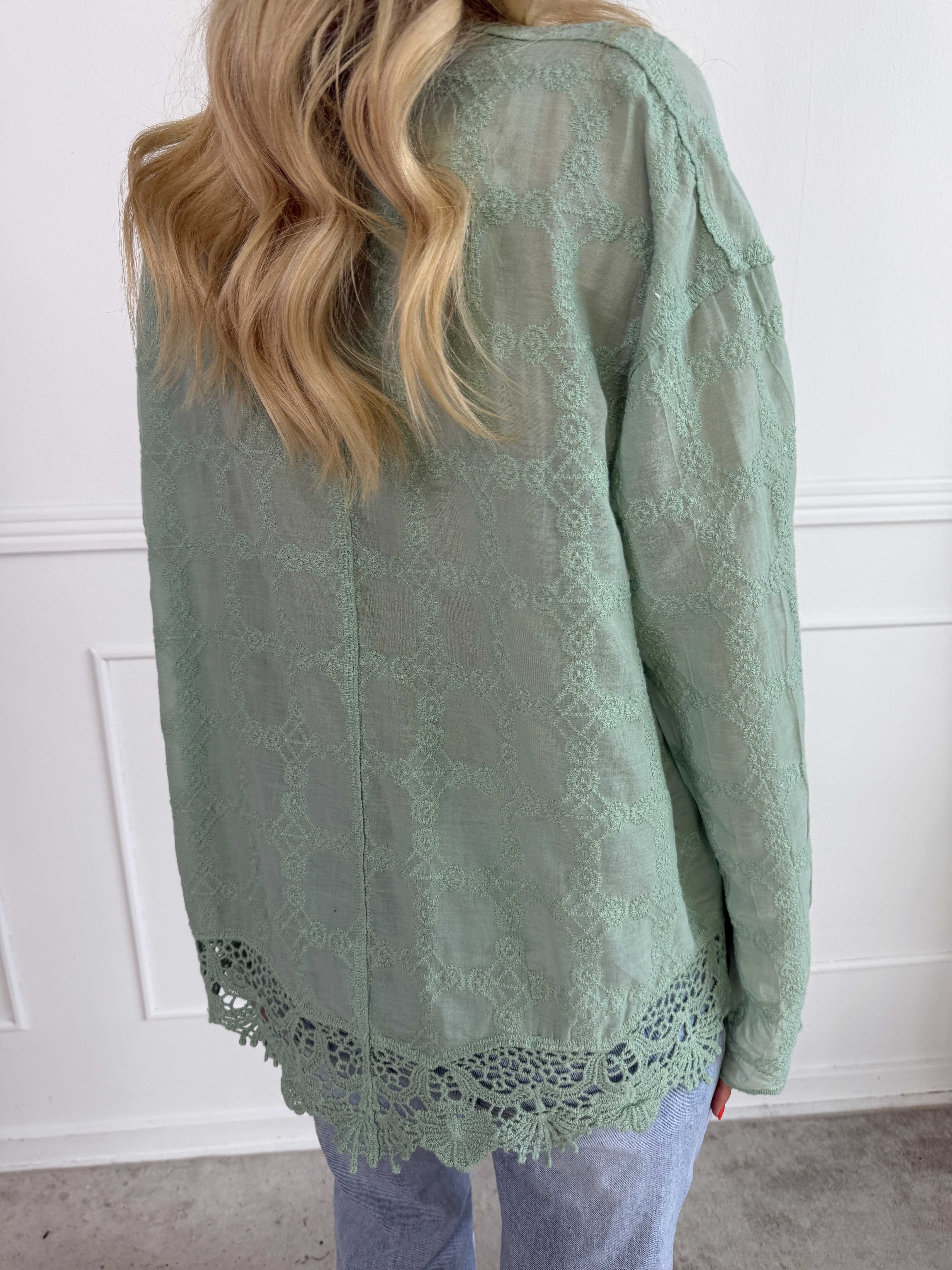Litzy - Feminin bomuldsskjorte med fine broderier og blondekant