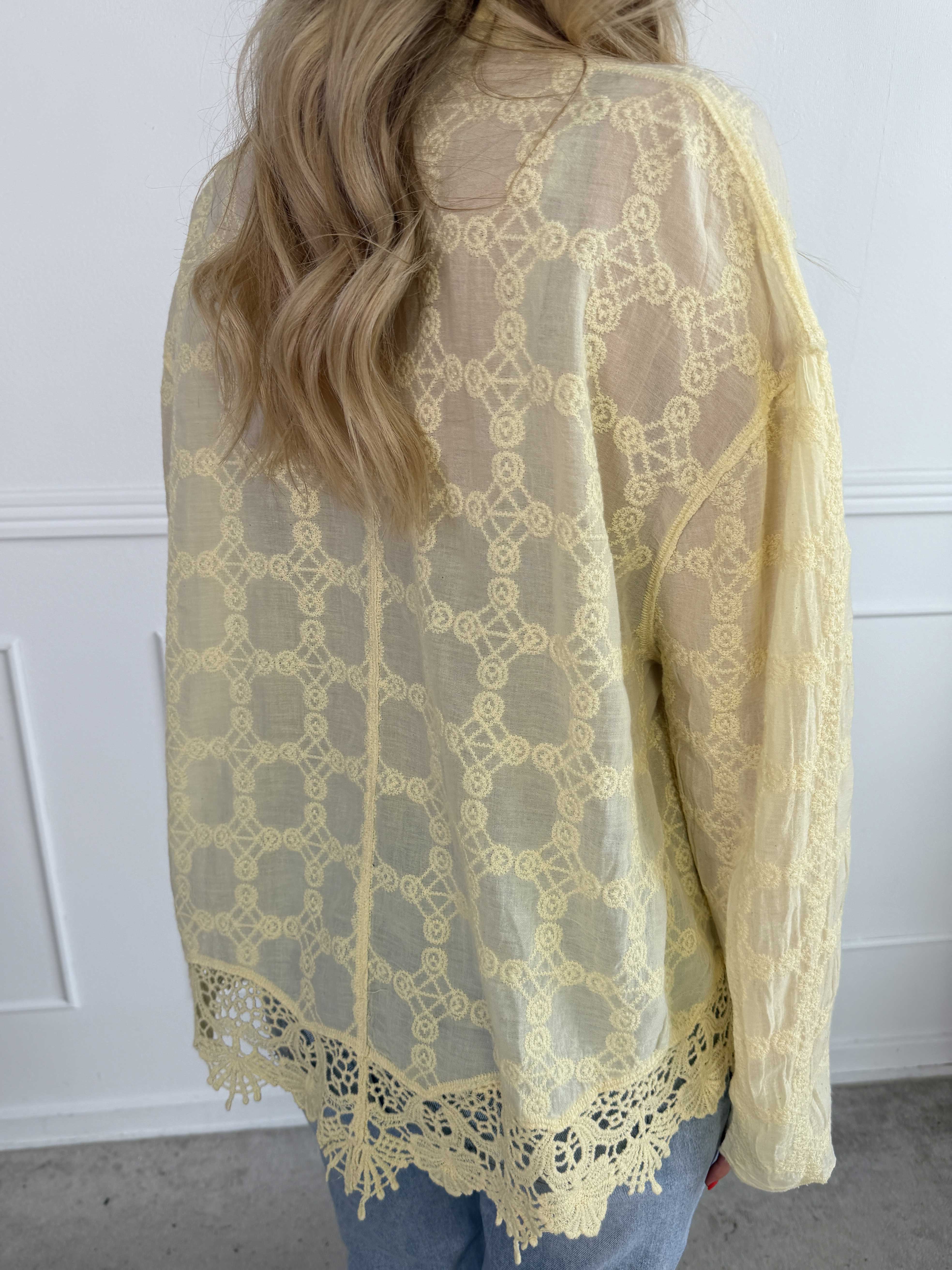 Litzy - Feminin bomuldsskjorte med fine broderier og blondekant