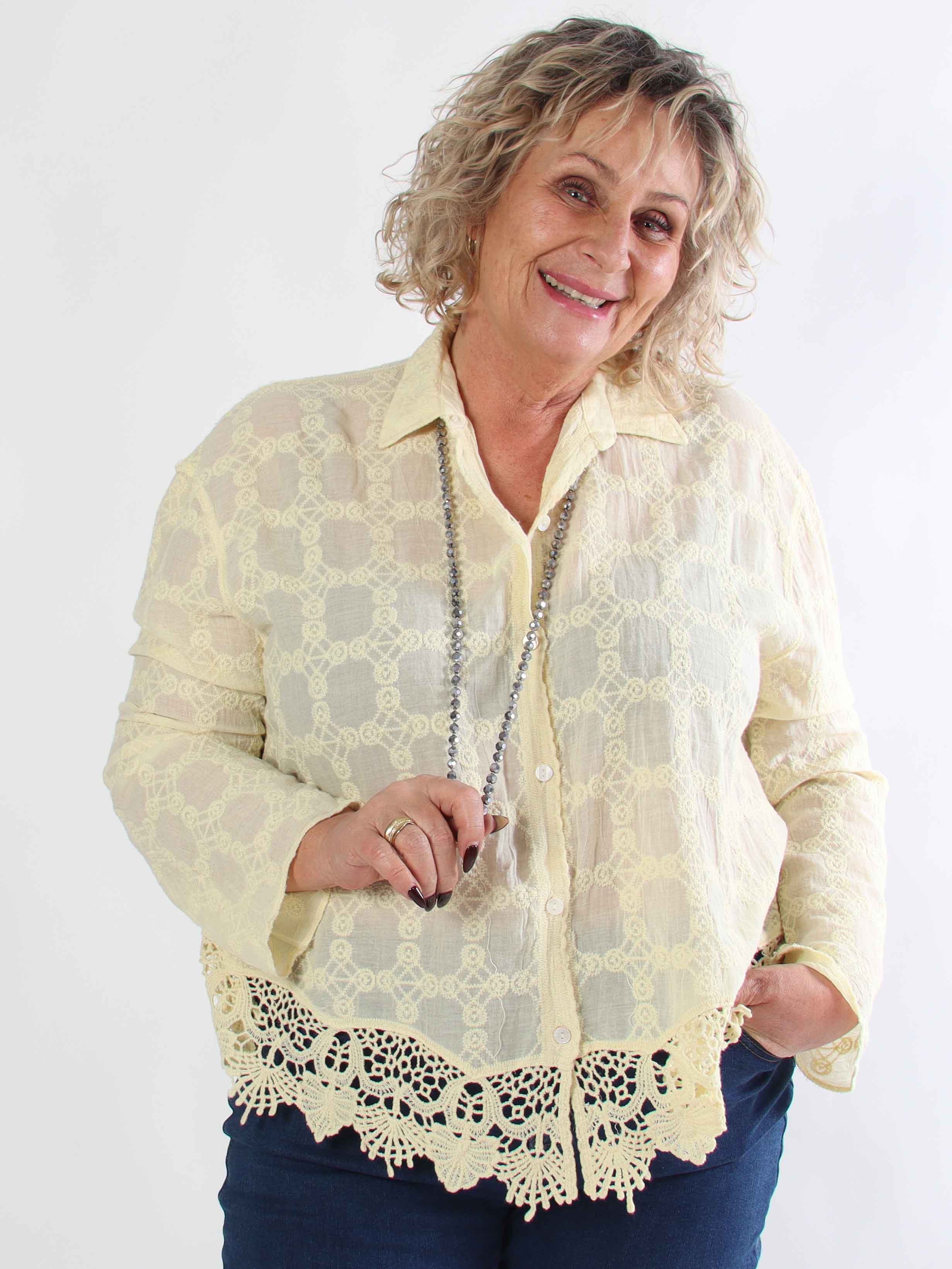 Litzy - Plus size bomuldsskjorte med fine broderier og blondekant
