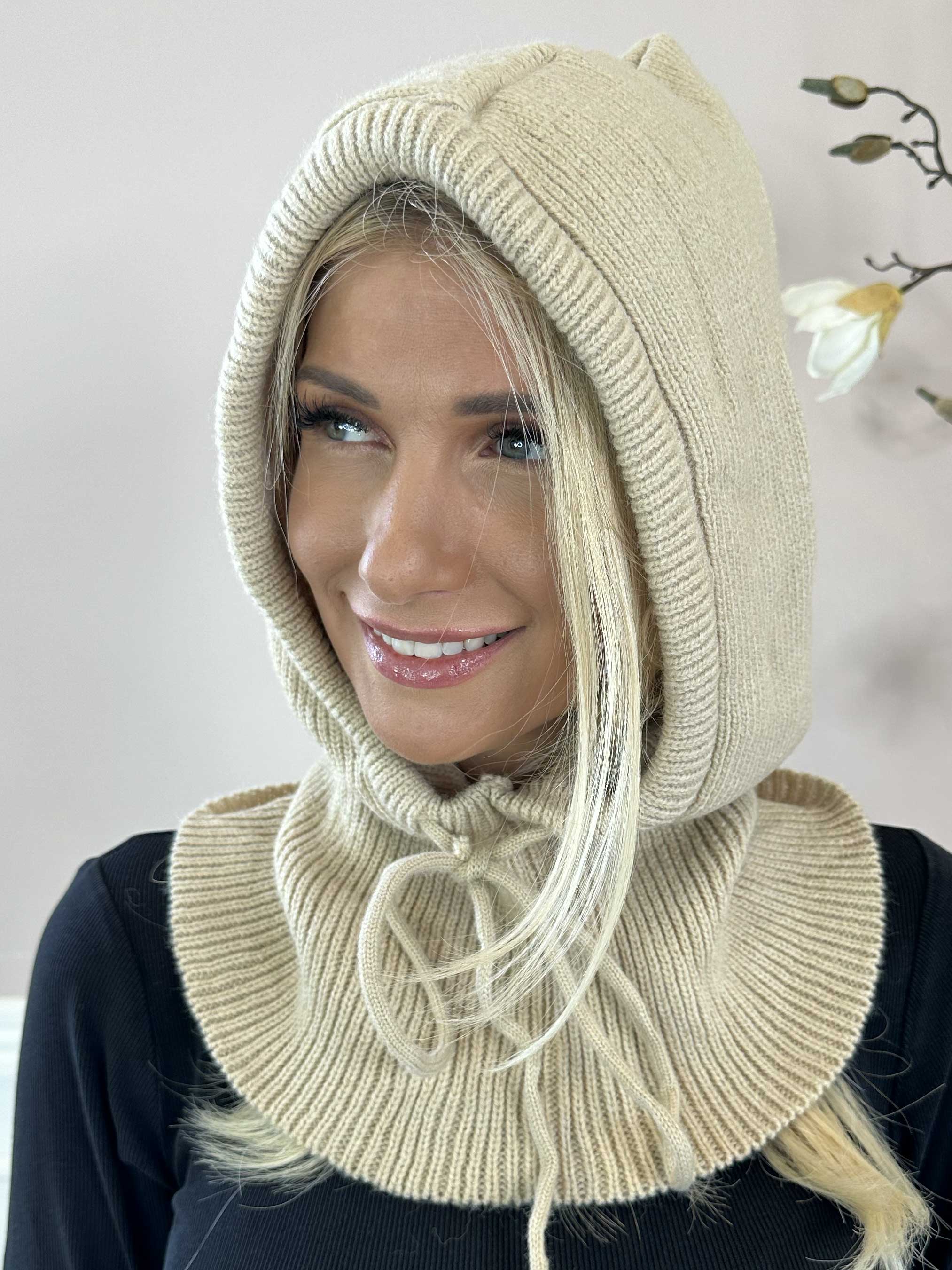 Livia - Stickad mössa med huva och dragsko