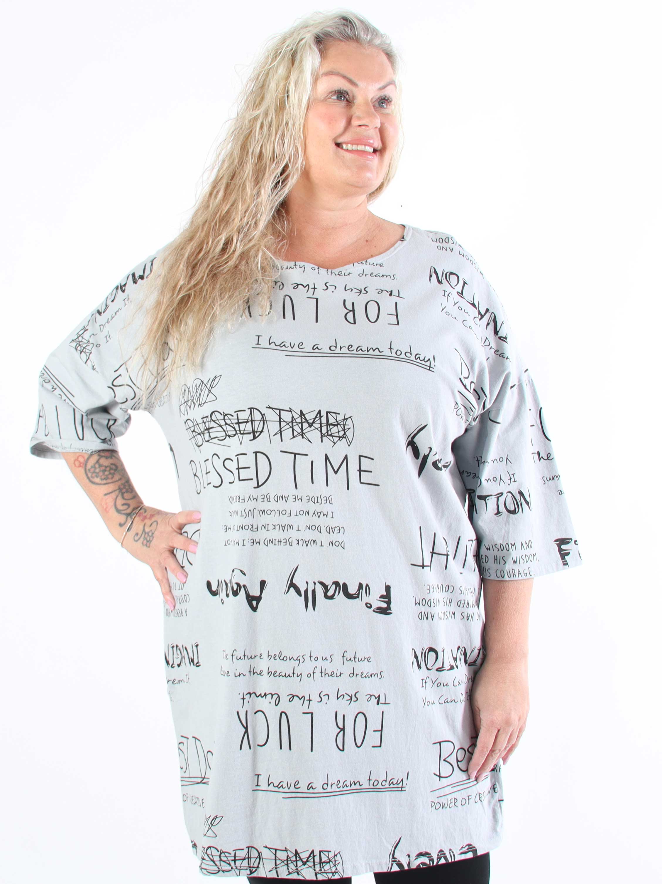 Lora - Plus size t-shirtklänning med text