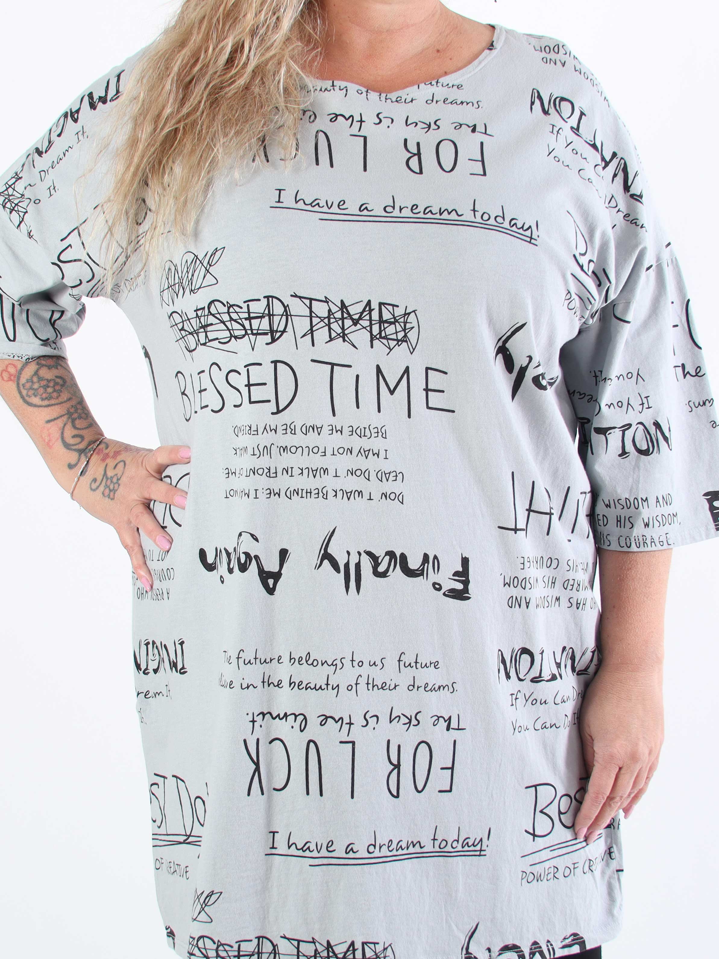 Lora - Plus size t-shirtklänning med text