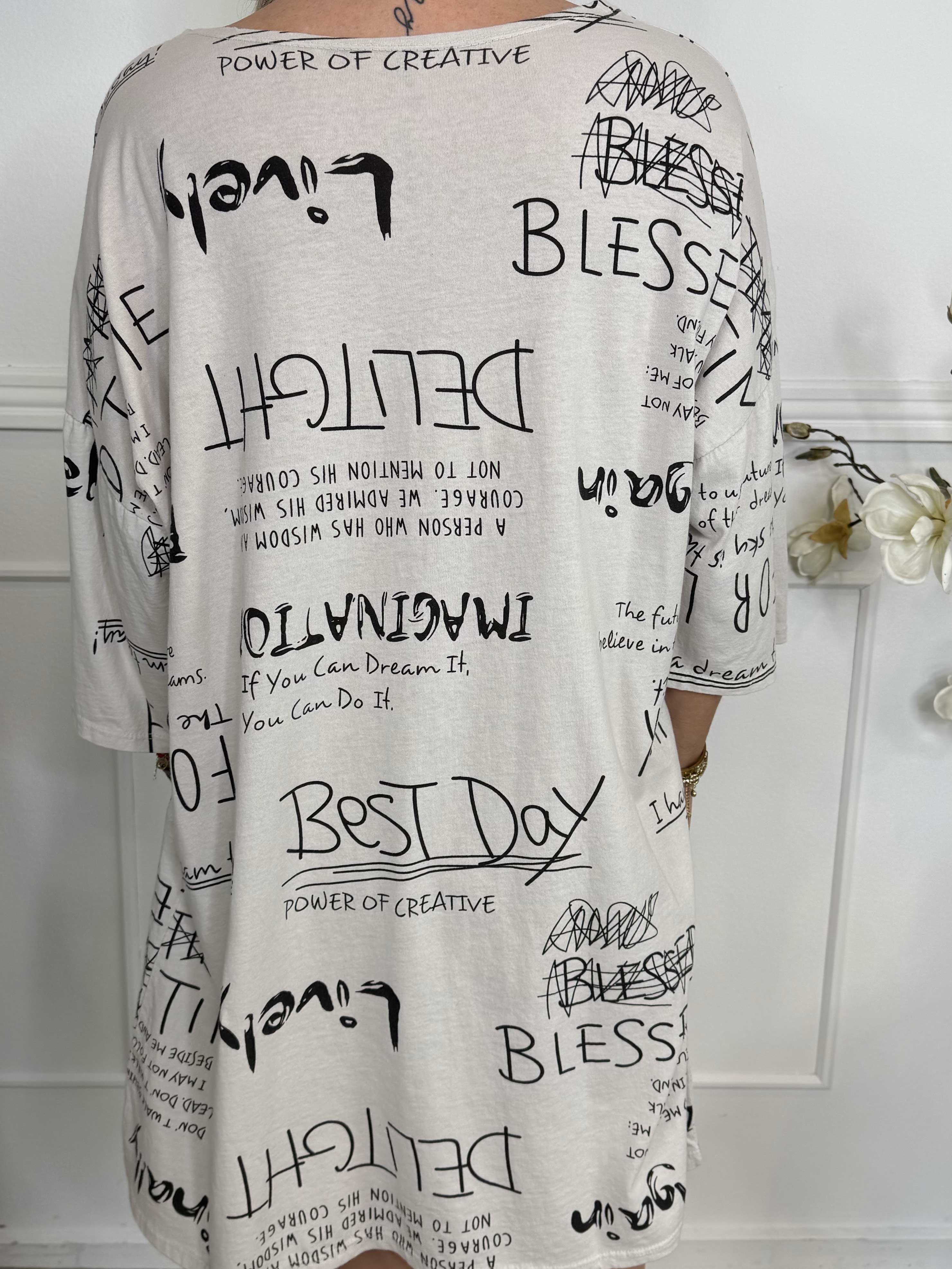 Lora - T-shirtklänning med text