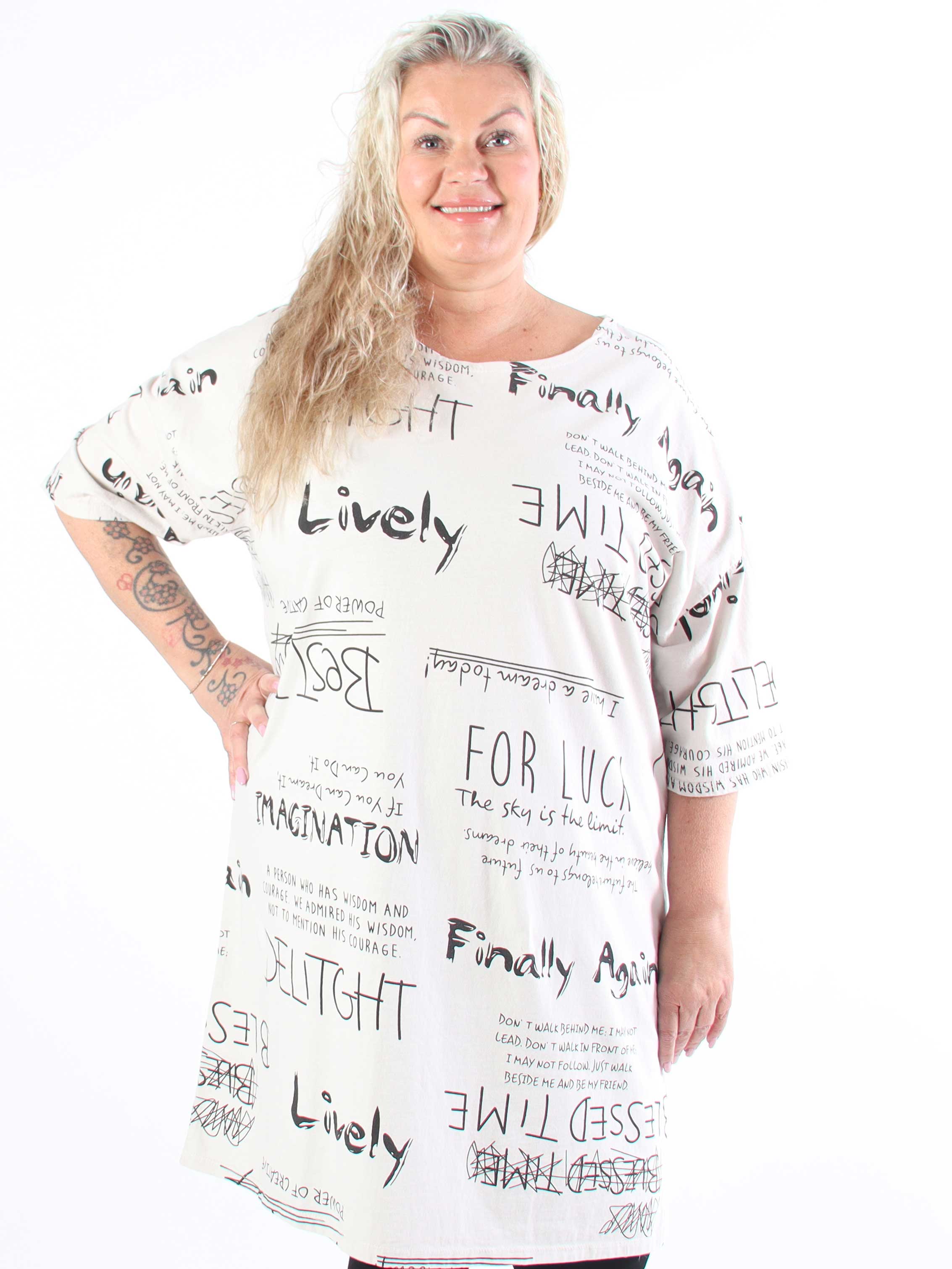 Lora - Plus size t-shirtklänning med text