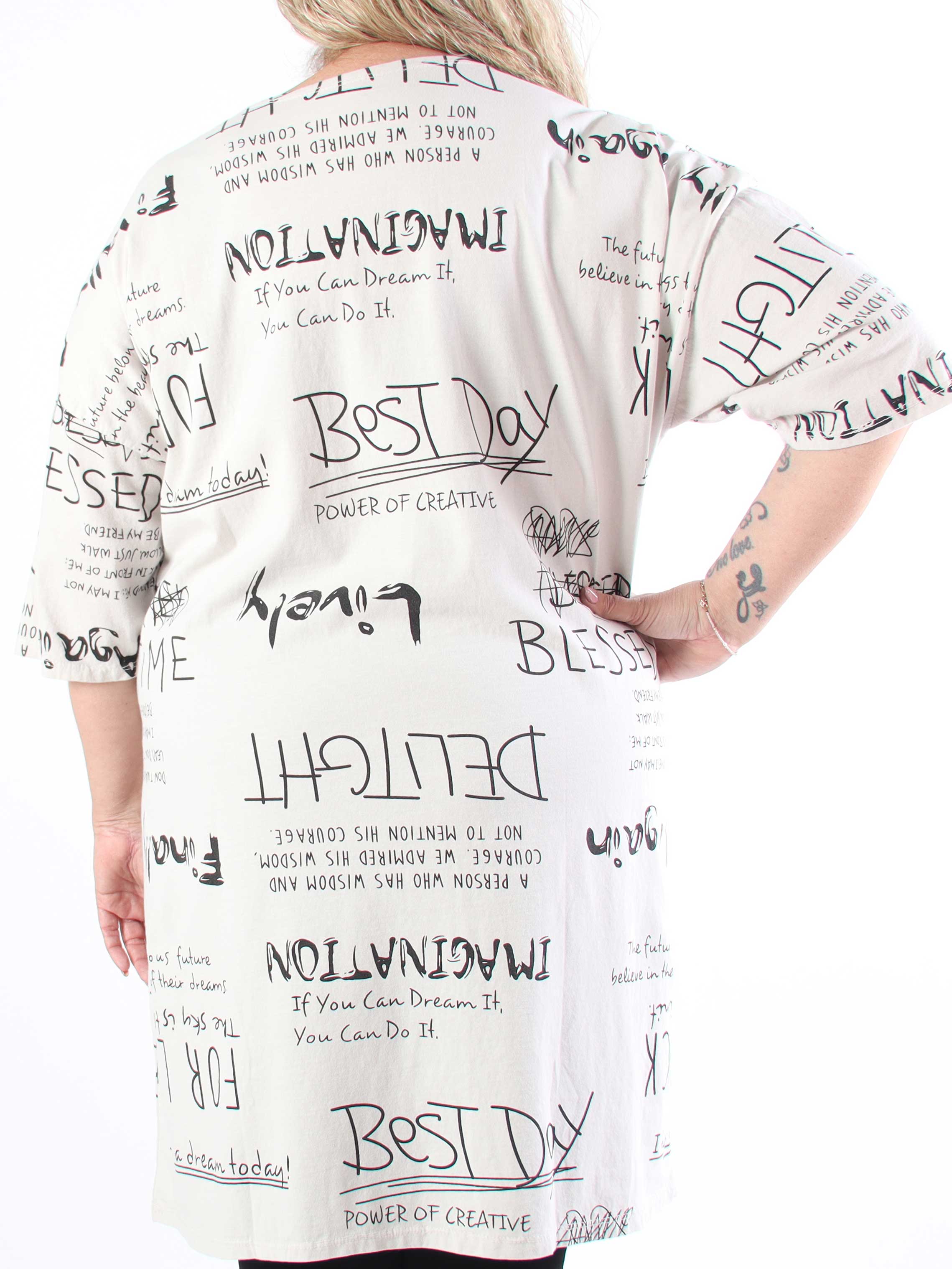Lora - Plus size t-shirtklänning med text