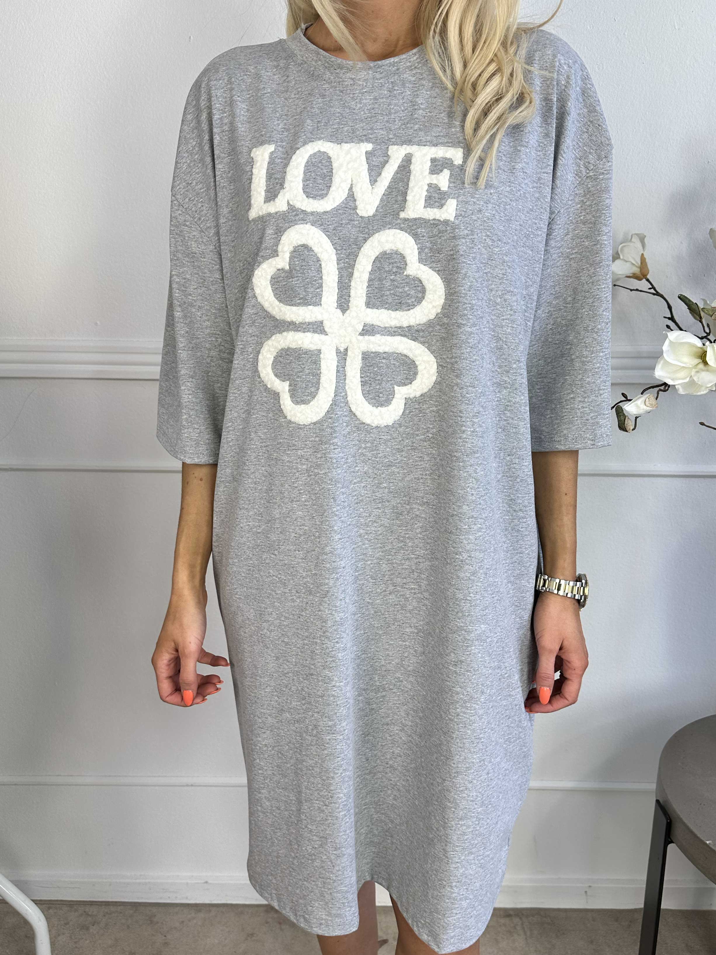 Love - T-shirtklänning i bomull med skrift och hjärtan på framsidan