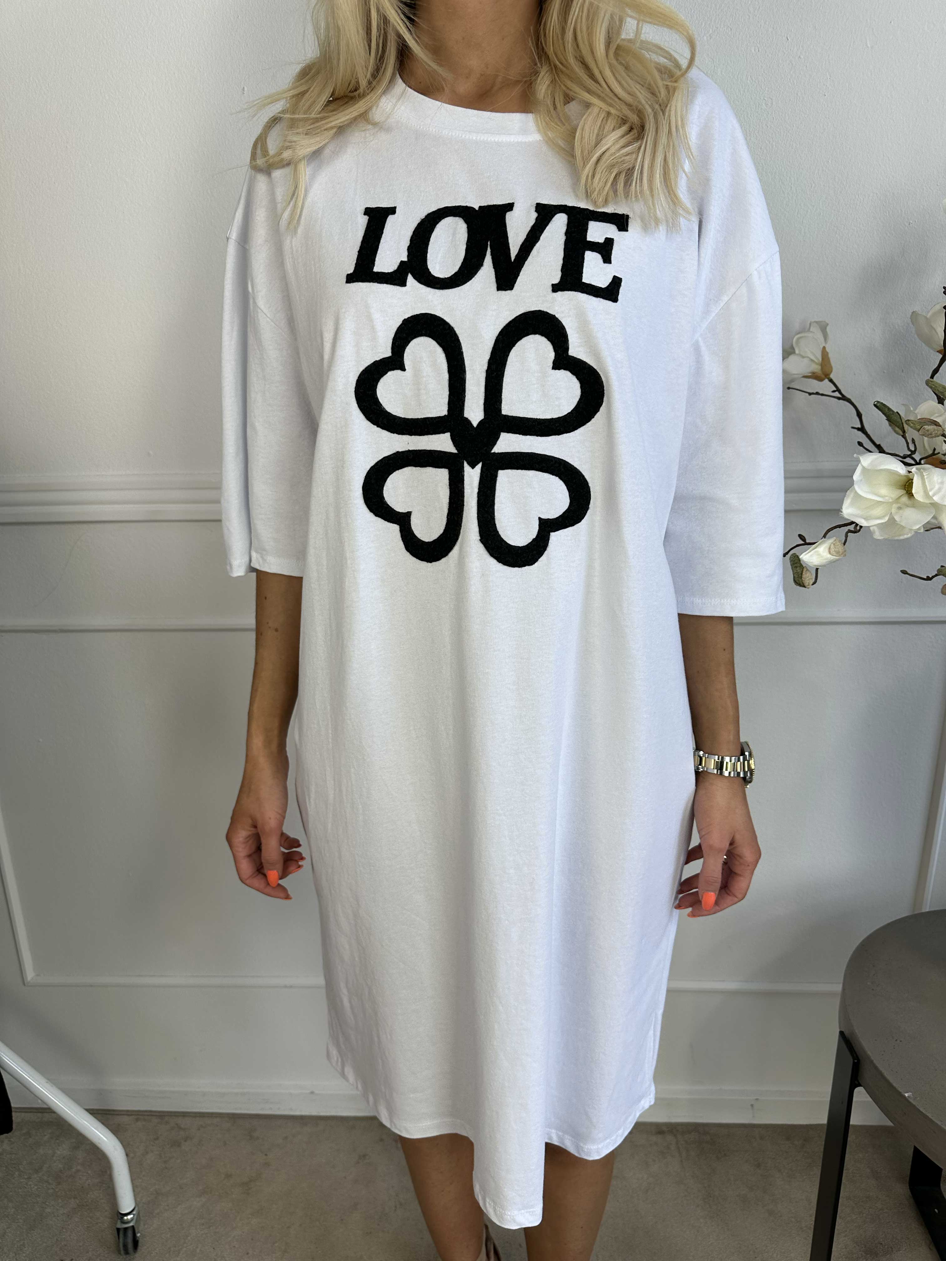 Love - T-shirtklänning i bomull med skrift och hjärtan på framsidan
