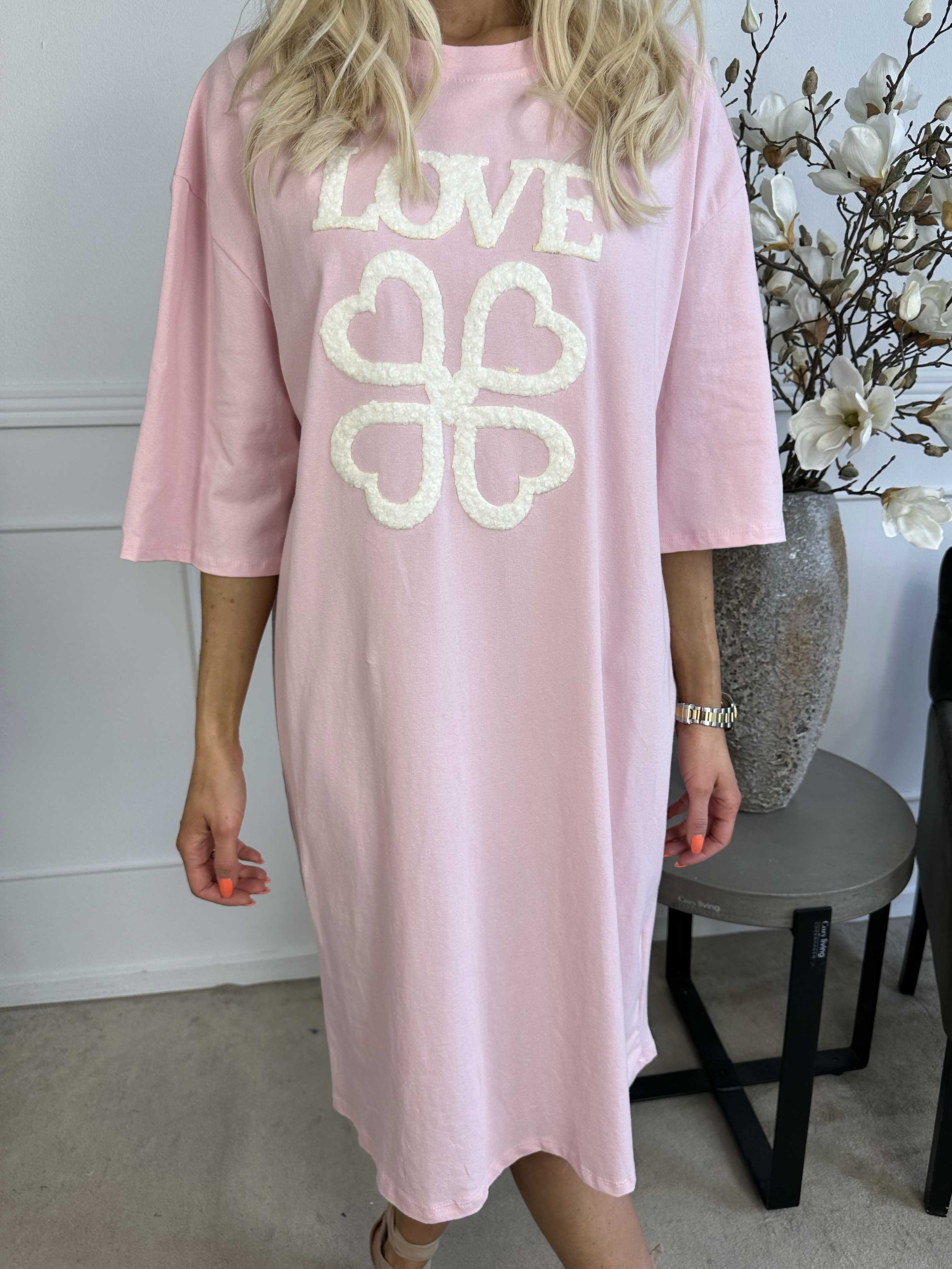 Love - T-shirtklänning i bomull med skrift och hjärtan på framsidan