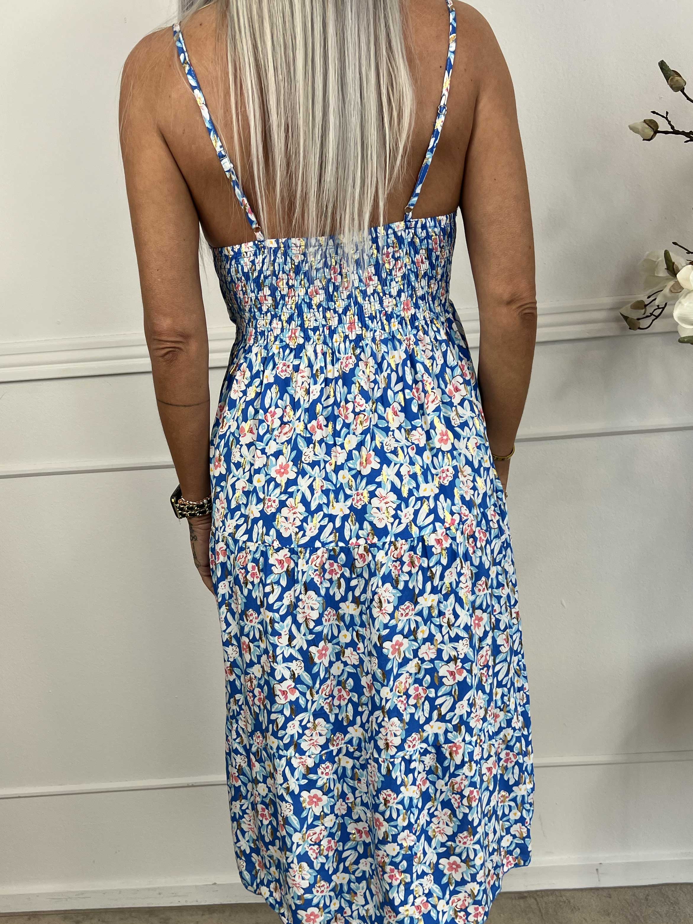 Lucie Small Flower Short - Viskosbandklänning i blommigt tryck med v-ringning