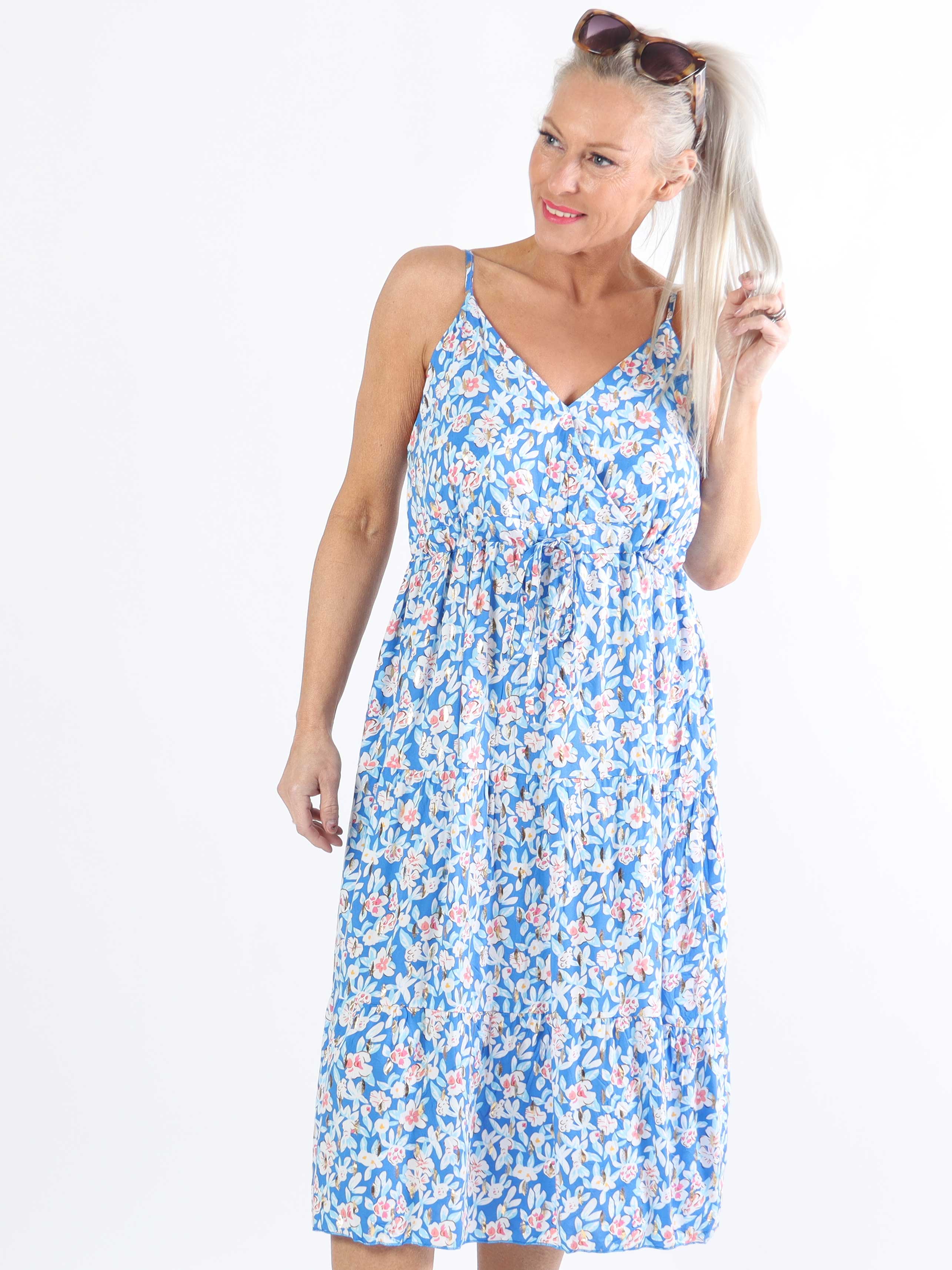 Lucie Small Flower Short - Blommönstrad bandklänning i plus size med v-ringning
